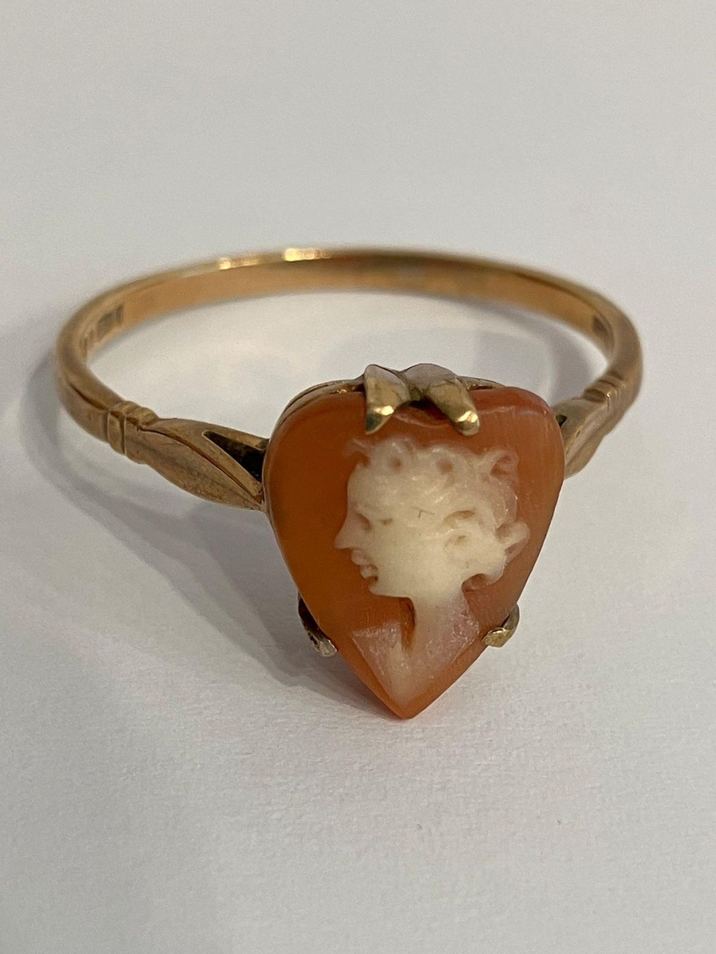 Interesting 9 carat GOLD CAMEO RING. Having an unusual heart shape design. Fully hallmarked. - Image 2 of 2