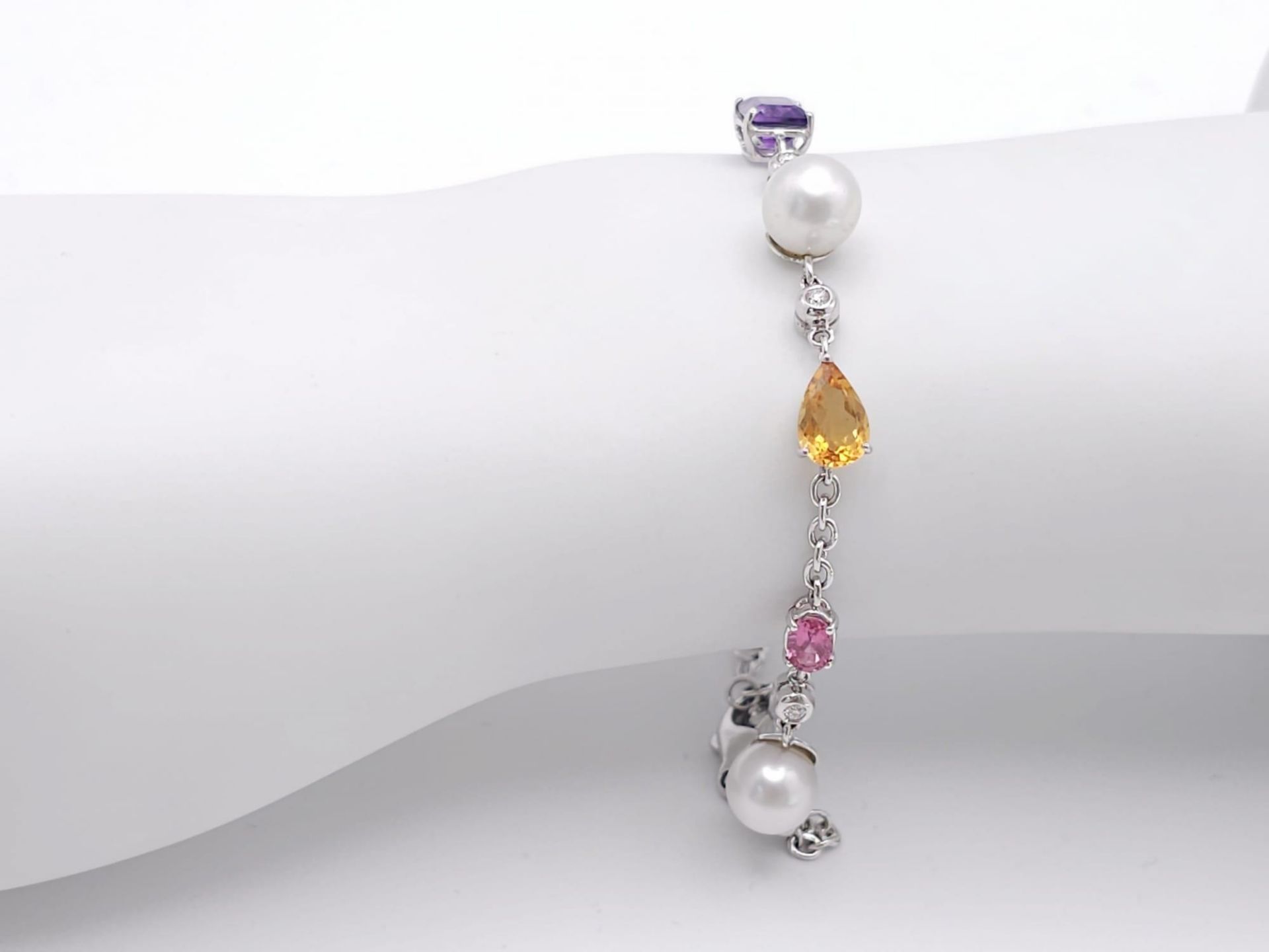 An 18 K white gold chain bracelet with a variety of gemstones (peridot, amethyst, citrine, etc) - Image 6 of 6