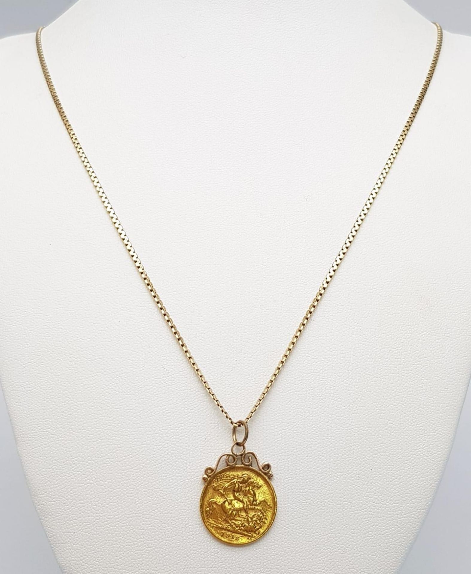 A 22K GOLD HALF SOVEREIGN MOUNTED IN 9K GOLD AND ON A 60cms 9K GOLD BOXLINK CHAIN . 10.4gms - Image 3 of 7