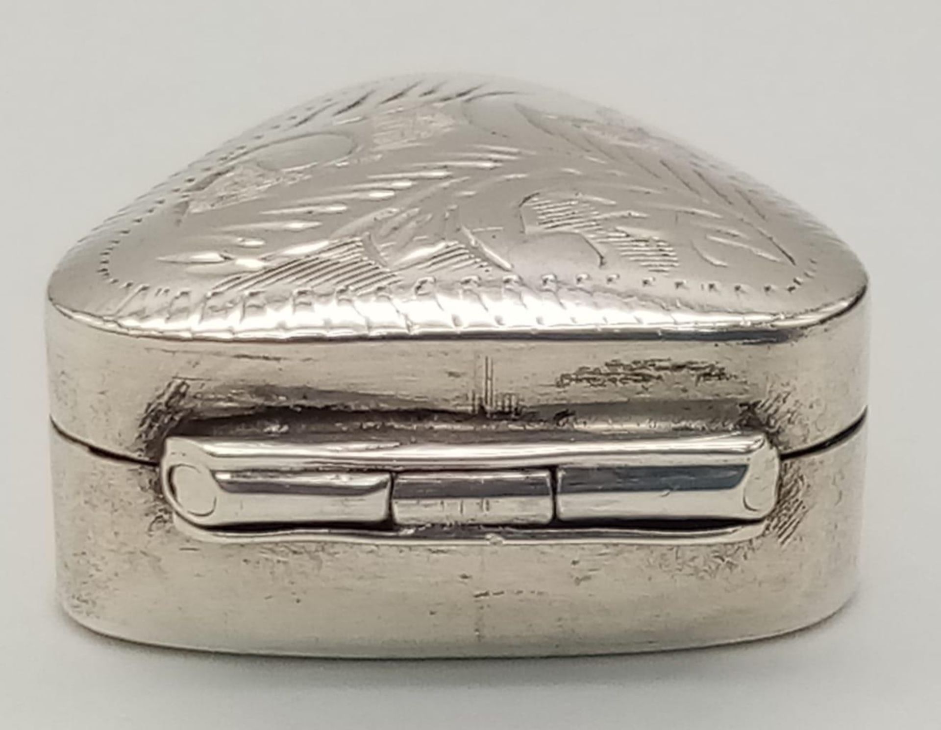 A TRIANGULAR STERLING SILVER TRINKLET BOX/PILL BOX, NICELY ENGRAVED ON TOP, WEIGHT 7.1G - Image 4 of 11