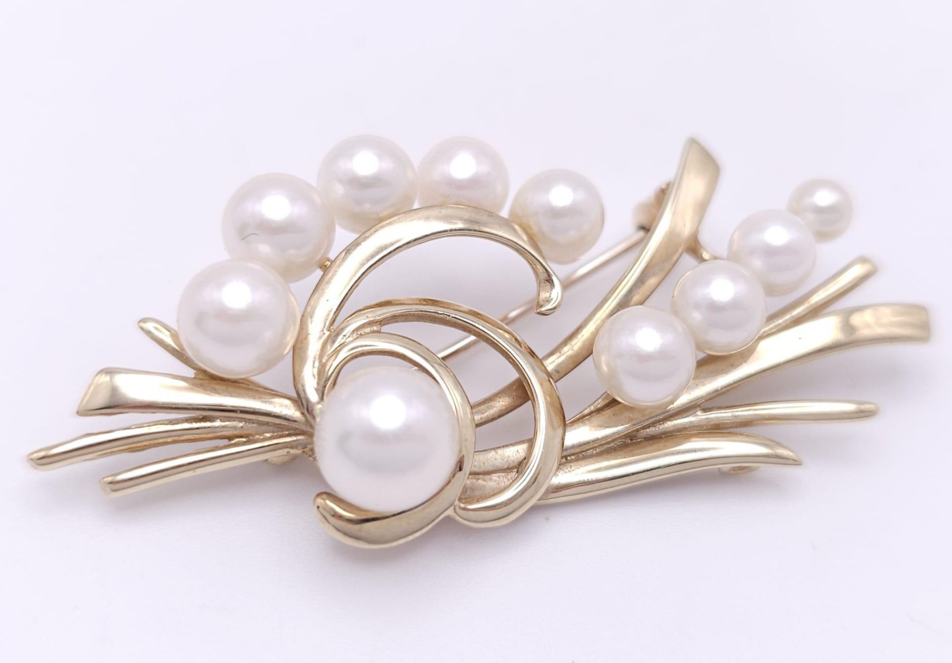 A 9k Yellow Gold and Pearl Decorative Floral Brooch. 5cm. 8g weight - Image 11 of 23