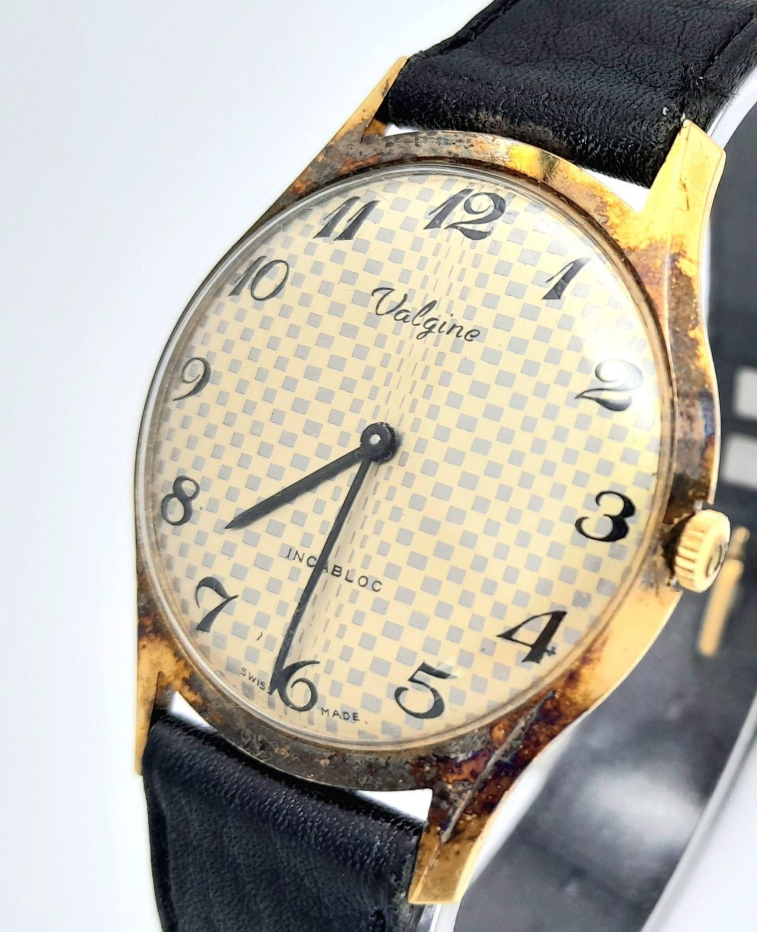 A Vintage Valgine Mechanical Gents Watch. Black leather strap. Gilded stainless steel case - 34mm. - Bild 3 aus 6