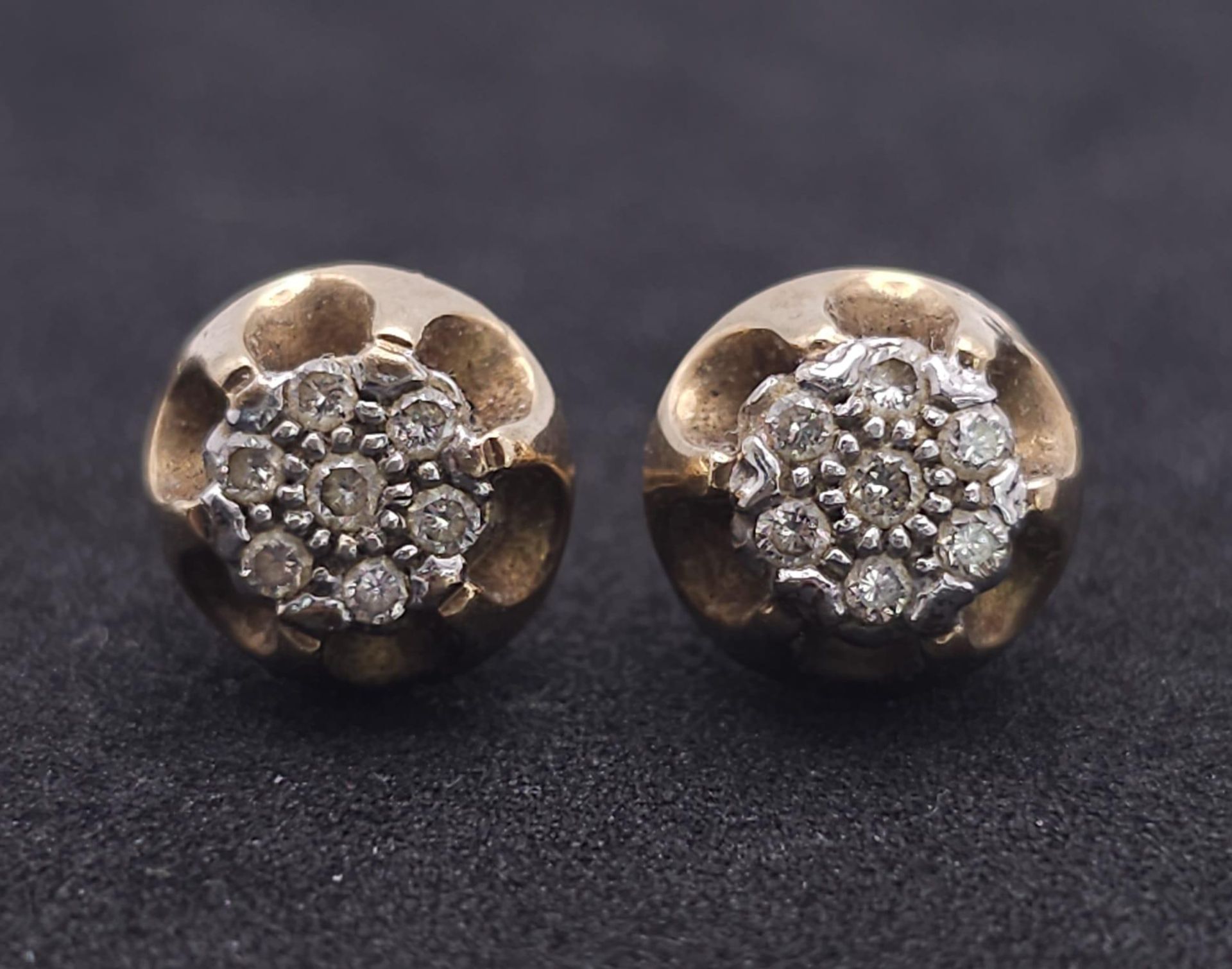 A Pair of Vintage 9K Yellow Gold and Diamond Stud Earrings. 3.3g total weight. - Bild 7 aus 19