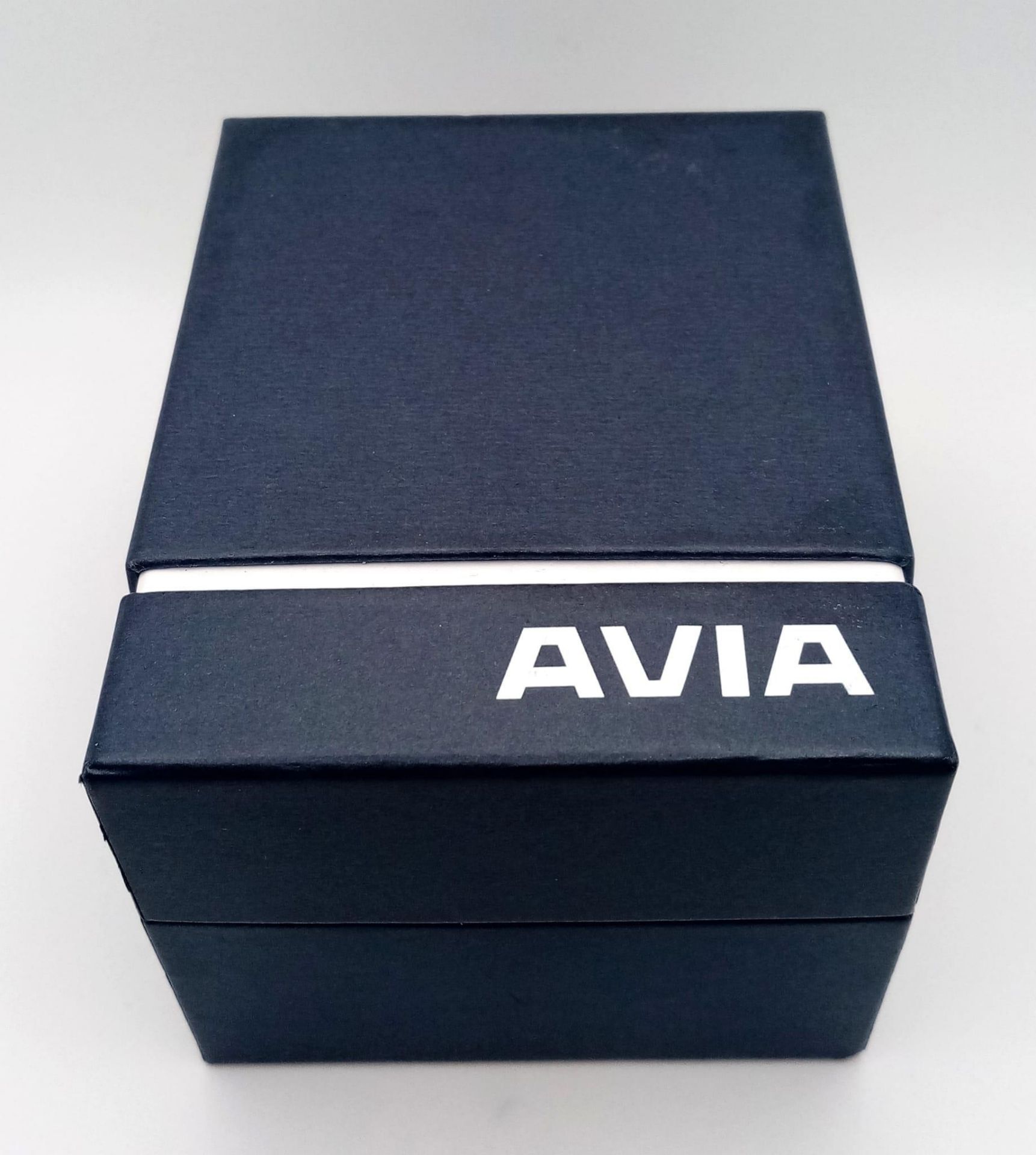 An Unworn Men’s Avia Model 1168 Quartz Bi-Metal Two Tone Watch. Full Working Order. Comes with Box - Bild 7 aus 7