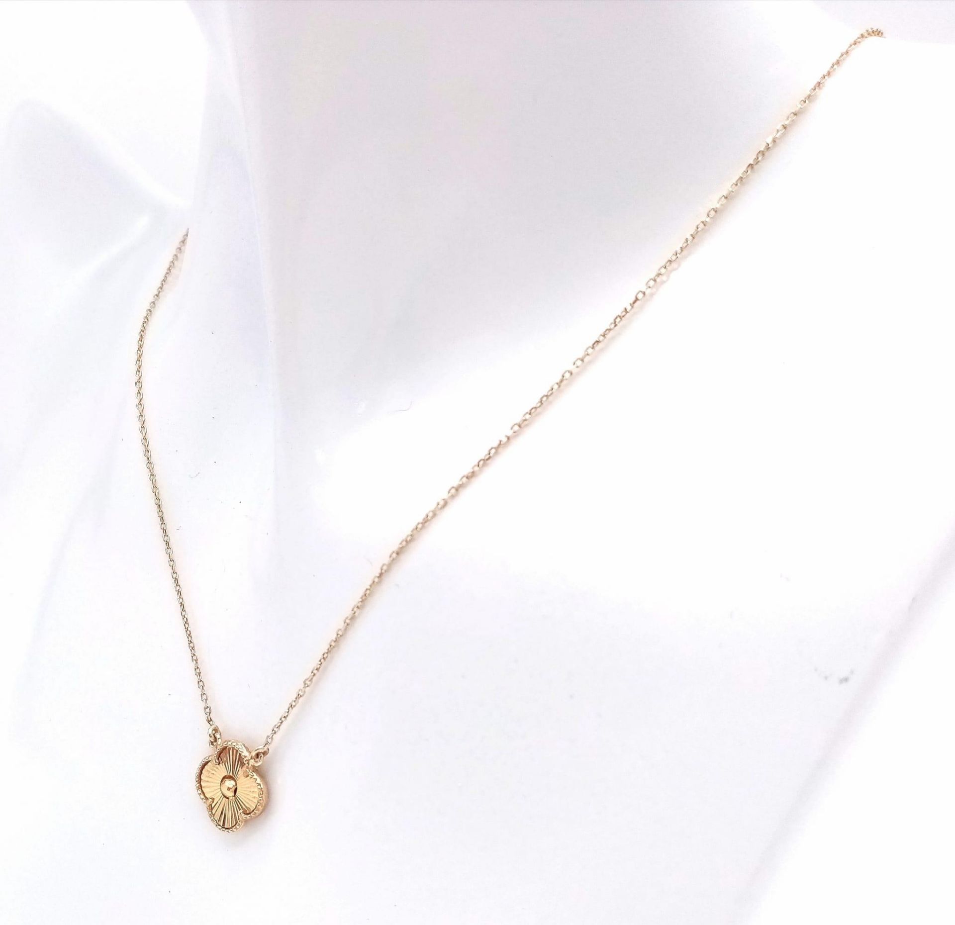 An 18K Yellow Gold Lucky Clover Pendant on an 18K Yellow Gold Disappearing Necklace. 10mm - pendant. - Image 2 of 6