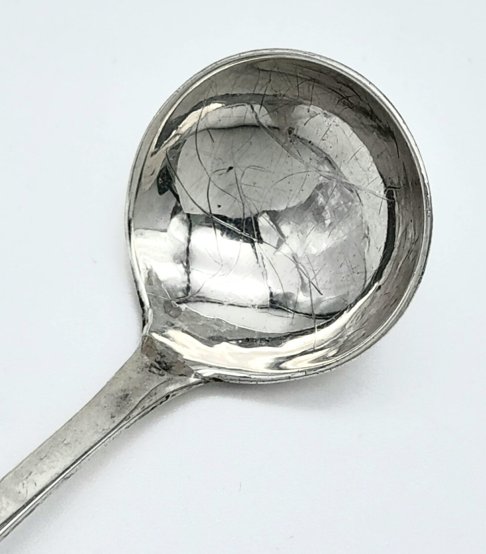An antique sterling silver salt spoon with full Edinburgh hallmarks, 1833. Total weight 8.8G. - Image 2 of 5