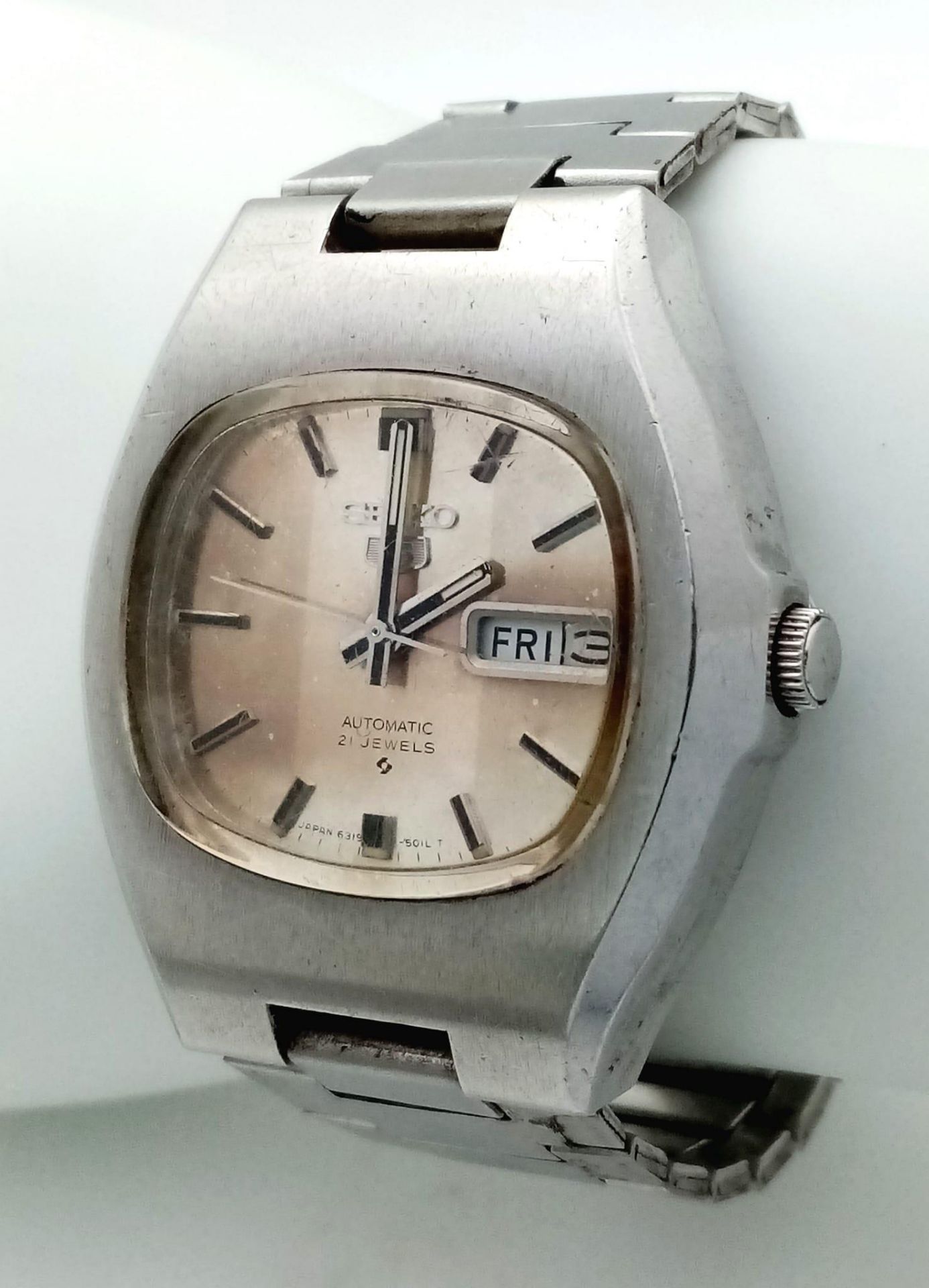 A Vintage Seiko 5 Automatic Gents Watch. A stainless steel bracelet and case - 37mm. Two tone dial