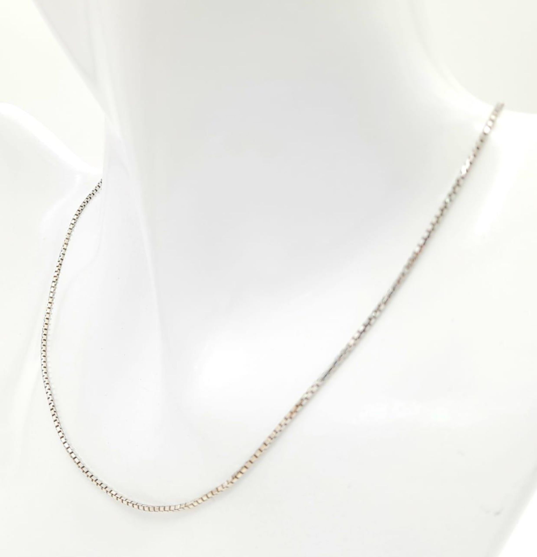An 18K White Gold Link Necklace. Small rectangular links. 40cm. 4.56g weight. - Image 5 of 9