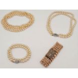 A Selection of Vintage Faux Pearl Jewellery. Four pieces.