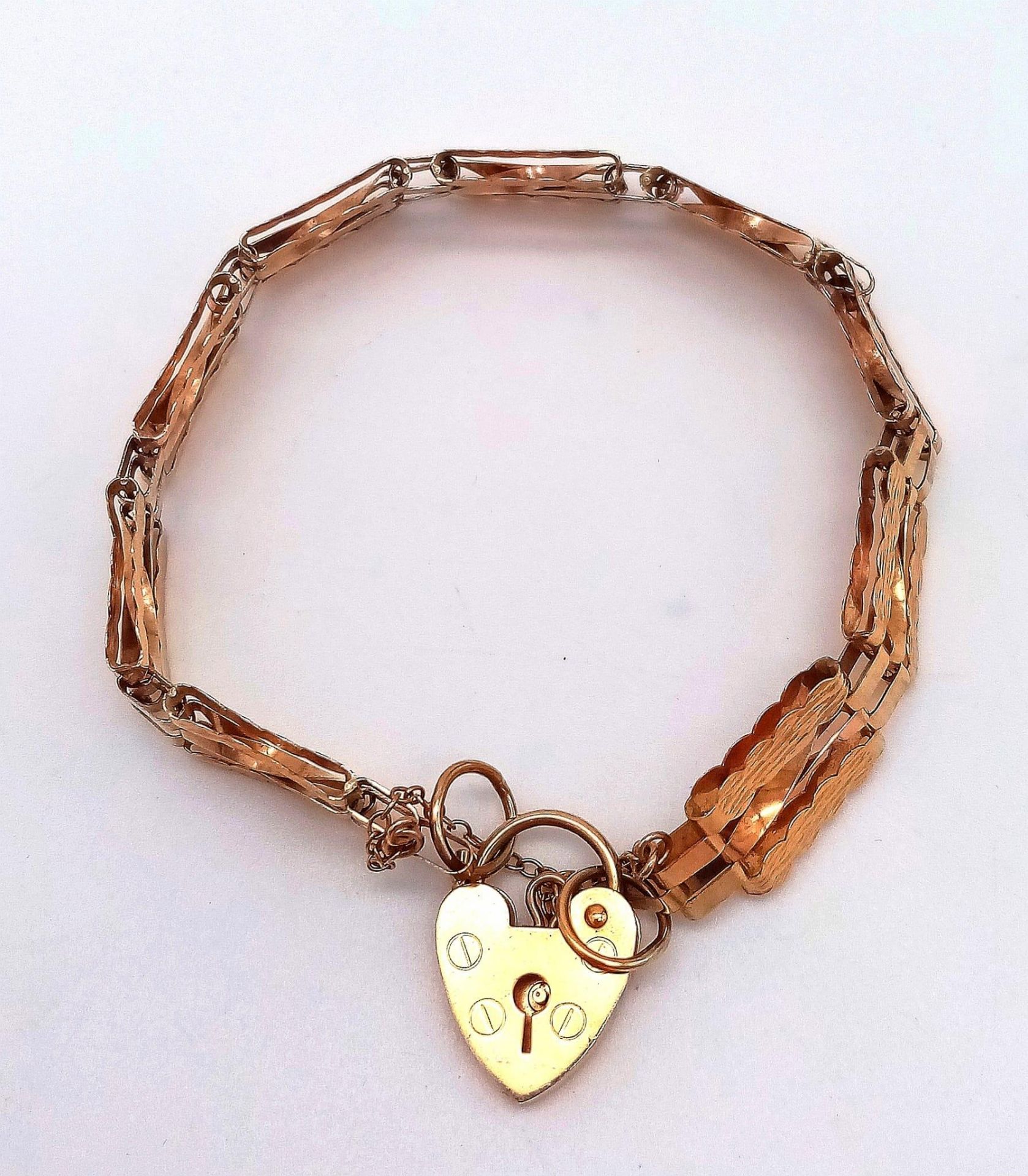 AN ANTIQUE 9K GOLD NICELY PATTERNED GATE BRACELET WITH HEART PADLOCK AND SAFETY CHAIN . 8.1gms - Image 7 of 9