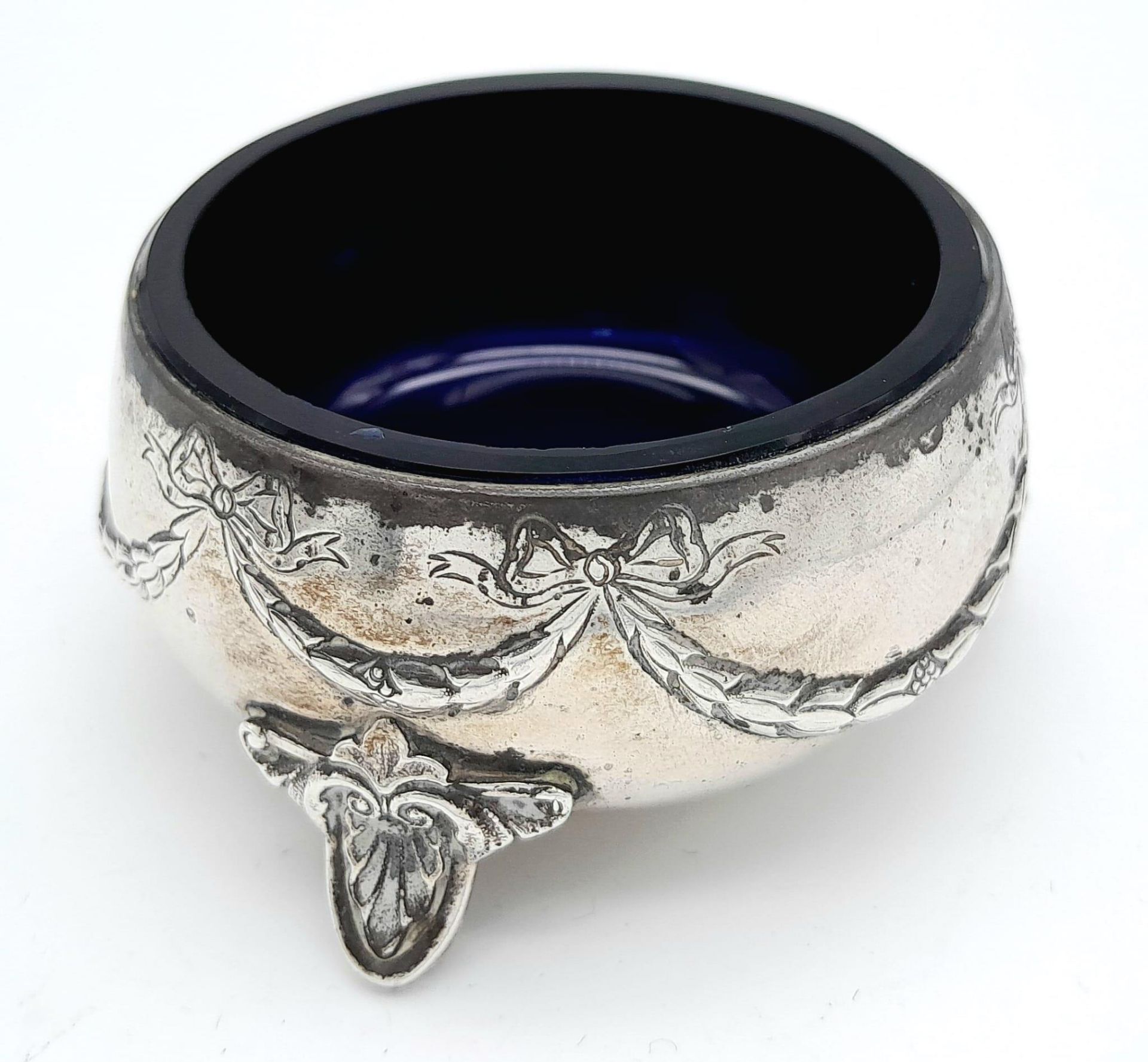 An antique Victorian sterling silver Salt cellar with fabulous engravings on feet (include blue - Image 2 of 5
