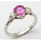 A PRETTY 18K WHITE GOLD DIAMOND & PINK SAPPHIRE 3 STONE SET RING, WITH 1CT PEAR SHAPE PINK