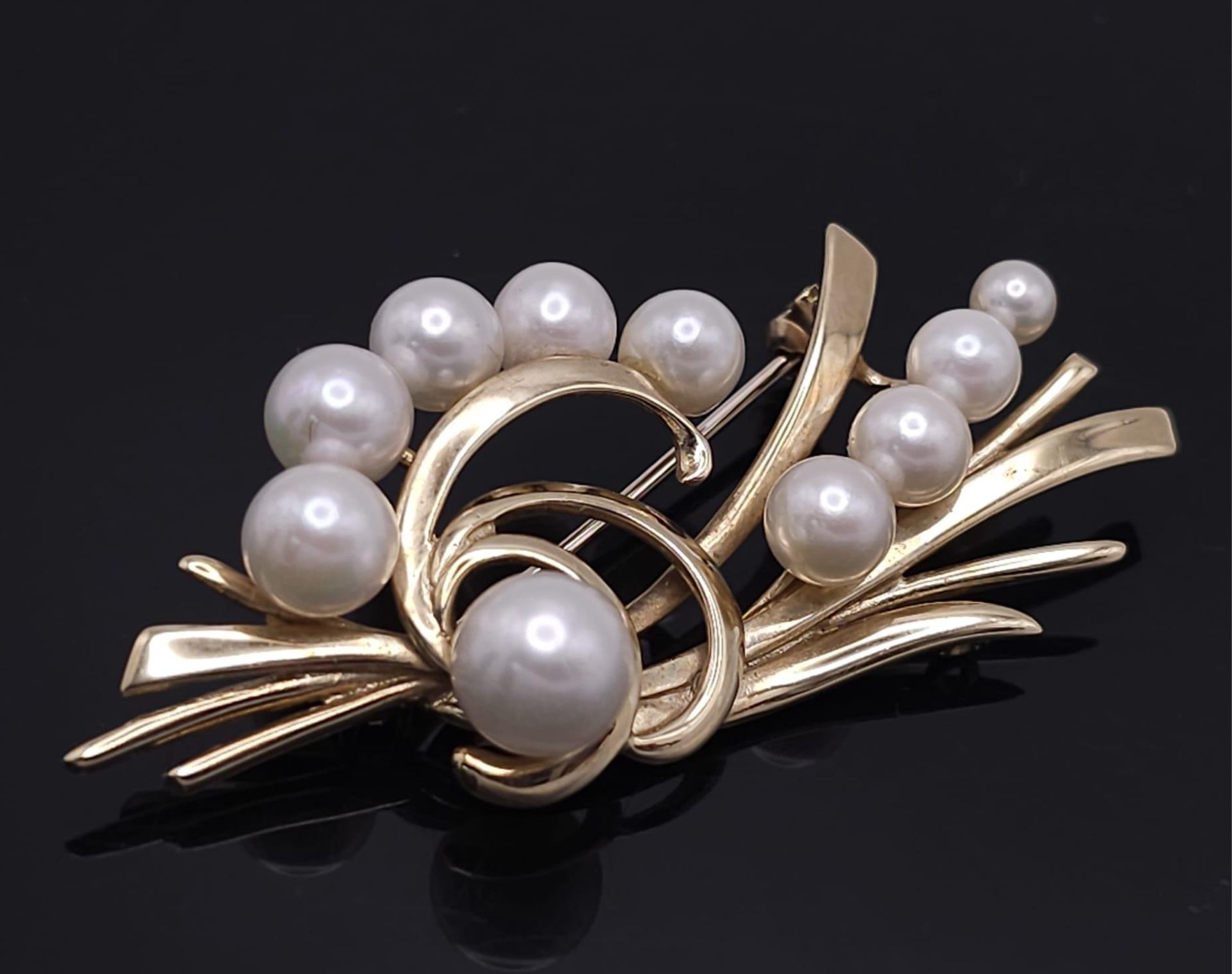A 9k Yellow Gold and Pearl Decorative Floral Brooch. 5cm. 8g weight - Image 3 of 23