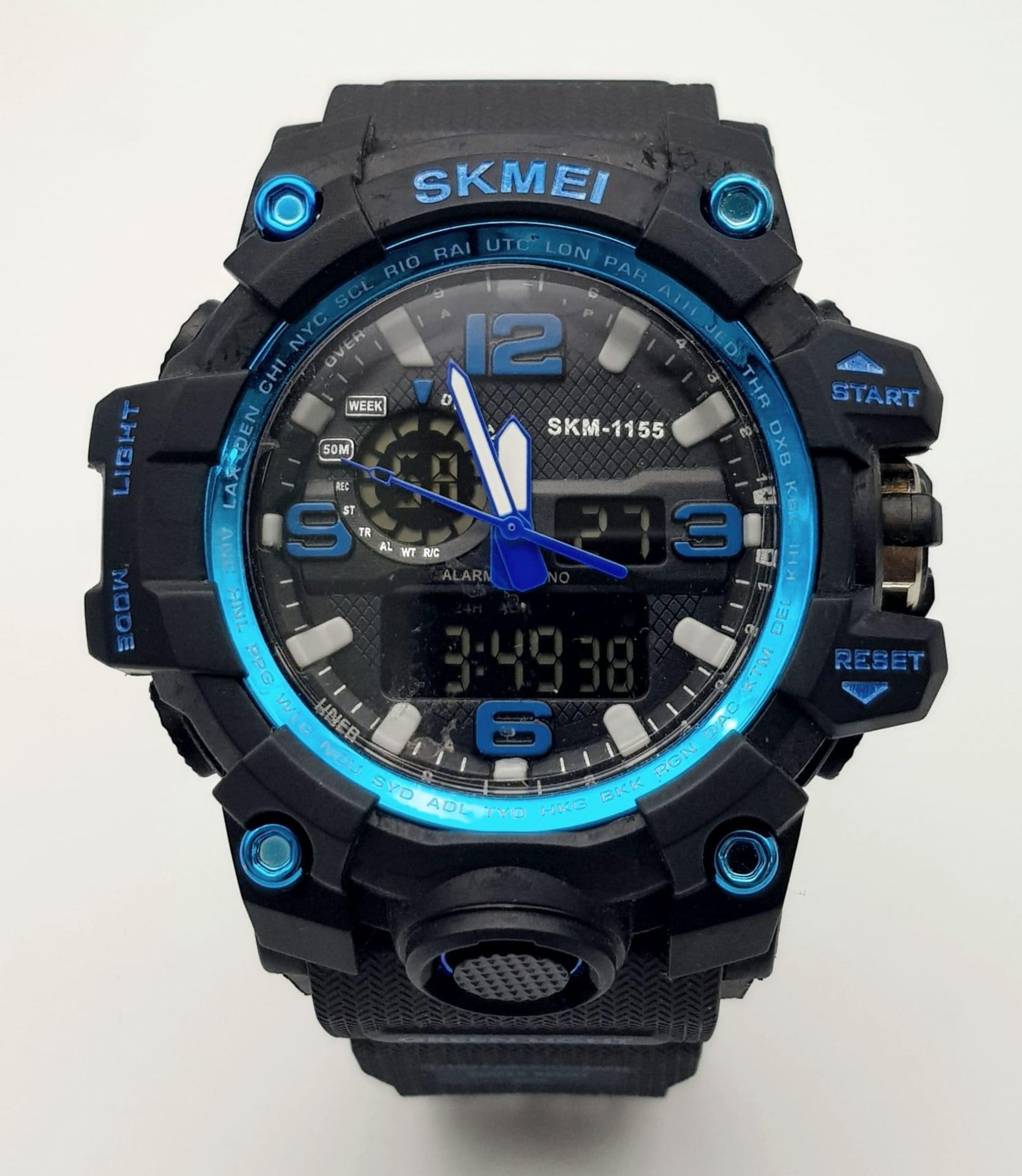 A Digital and Analogue Sports Watch by Skmei. Comes with Boxed and with Tags. Full Working Order. - Bild 2 aus 6