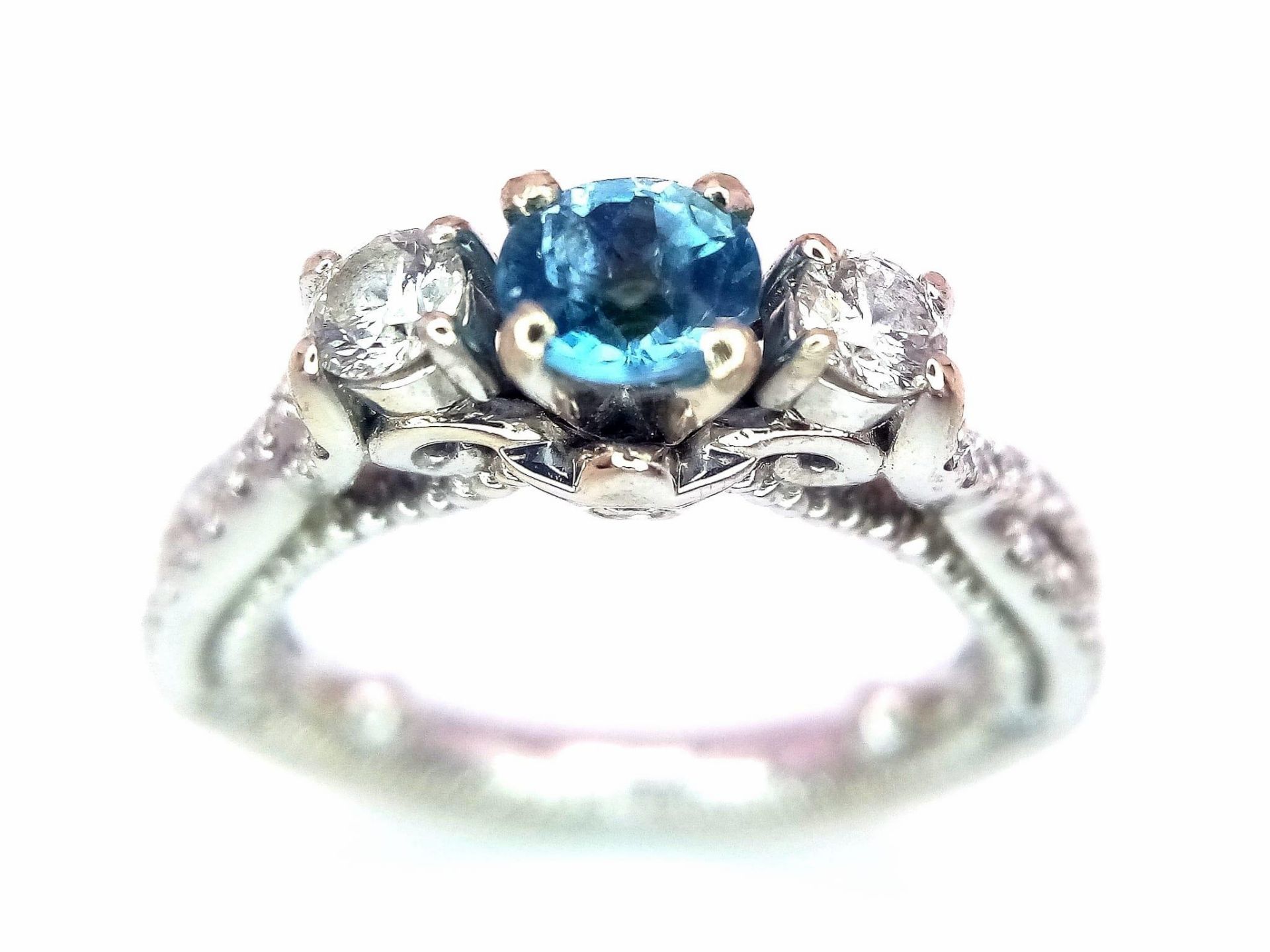 A STUNNING 18K WHITE GOLD DIAMOND & TOPAZ TRILOGY RING, APPROX 0.40CT TOPAZ CENTRE AND 0.45CT - Image 3 of 8