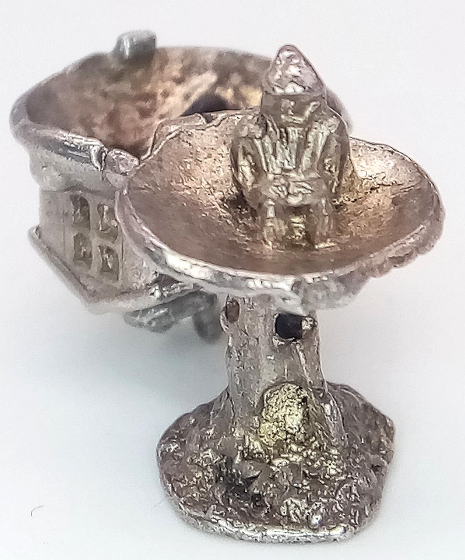 A VINTAGE STERLING SILVER TREE HOUSE CHARM, WHICH OPENS TO REVEAL A WIZARD INSIDE, WEIGHT 4G - Image 2 of 4