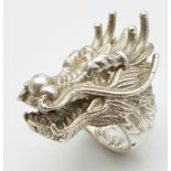 A MAGNIFICENT AND HEAVY STERLING SILVER DRAGON HEAD RING WITH GORGEOUS DETAIL, TOTAL WEIGHT 86.7G