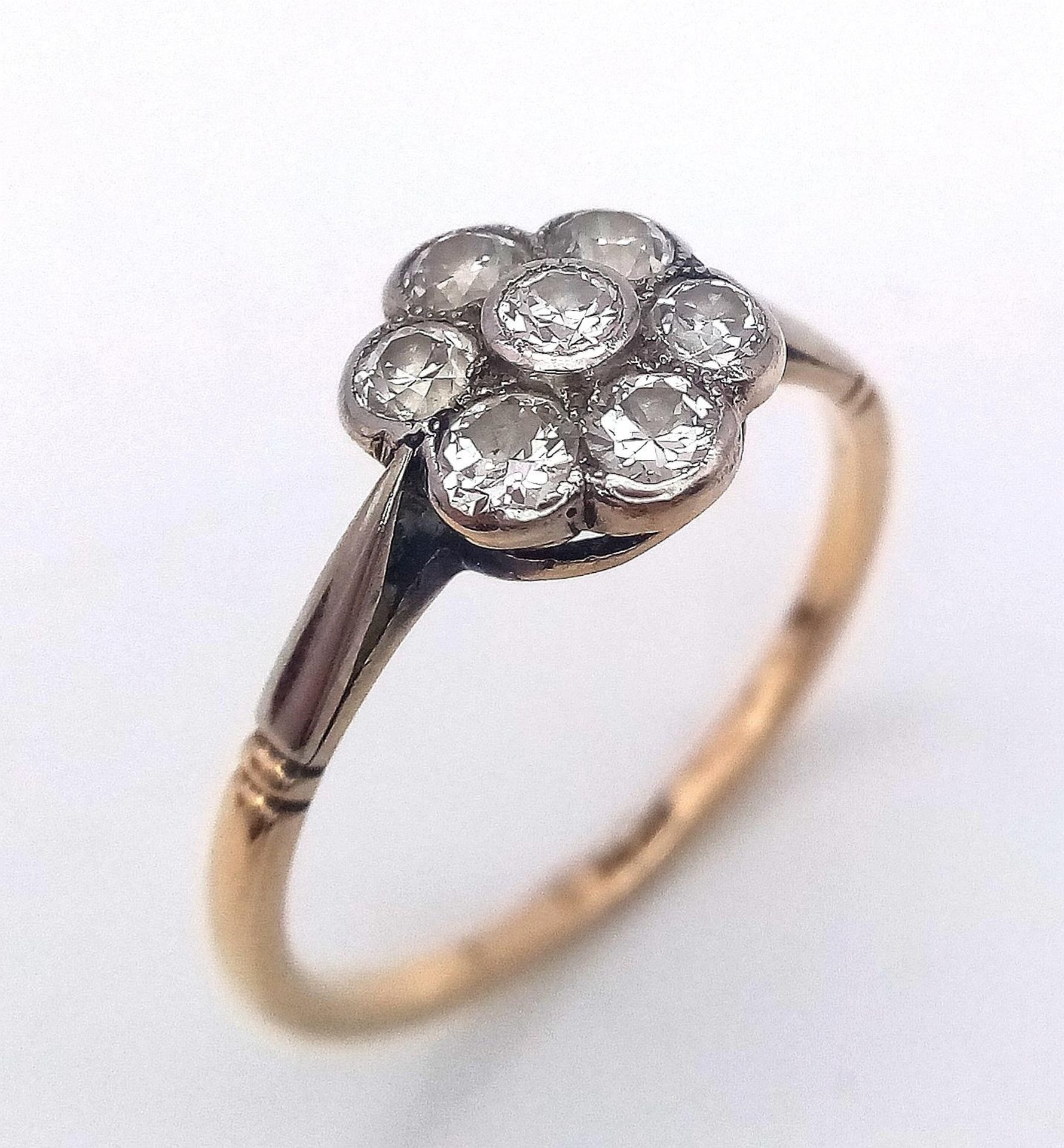 A Vintage 18K Yellow Gold Diamond Ring. Seven round cut diamonds in a floral shape. Size P. 2.52g - Bild 4 aus 19