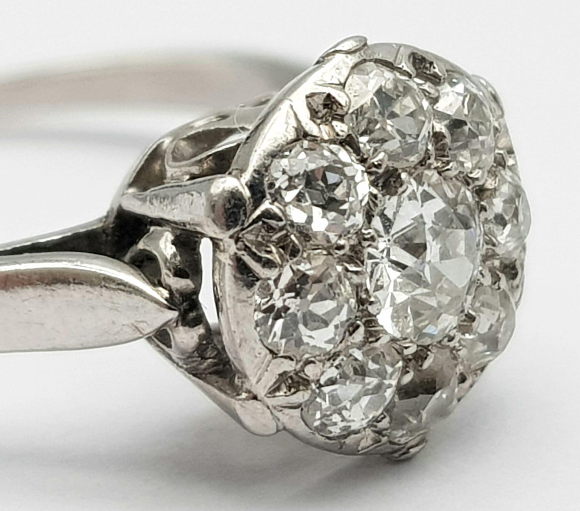 A LOVELY PLATINUM VINTAGE DIAMOND RING WITH APPROX 1.10CT OLD CUT DIAMONDS, WEIGHT 3.6G SIZE O - Image 3 of 9