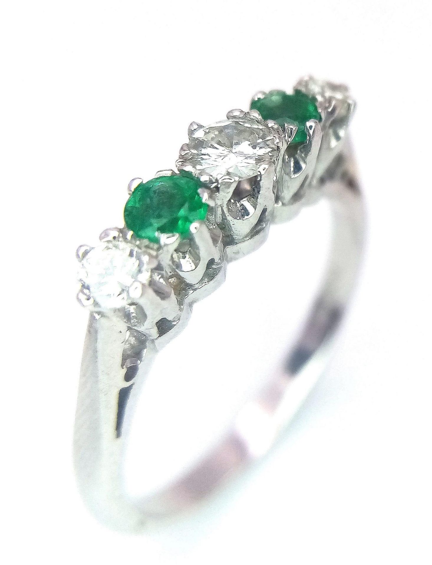 18K WHITE GOLD DIAMOND & EMERALD 5 STONE SET RING, APPROX 0.40CT DIAMONDS. WEIGHT 3G SIZE N - Bild 4 aus 9