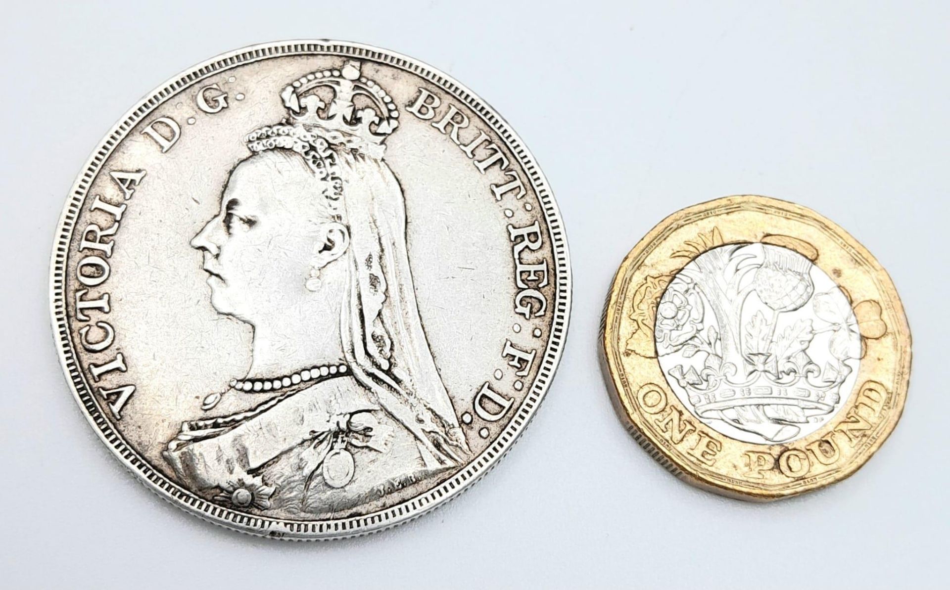 An 1889 Queen Victoria Silver Crown Coin. VF+ grade but please see photos for conditions. - Bild 2 aus 2