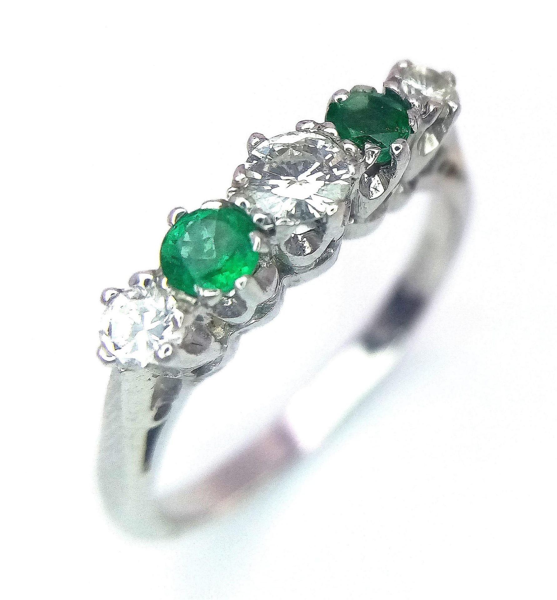 18K WHITE GOLD DIAMOND & EMERALD 5 STONE SET RING, APPROX 0.40CT DIAMONDS. WEIGHT 3G SIZE N - Bild 3 aus 9