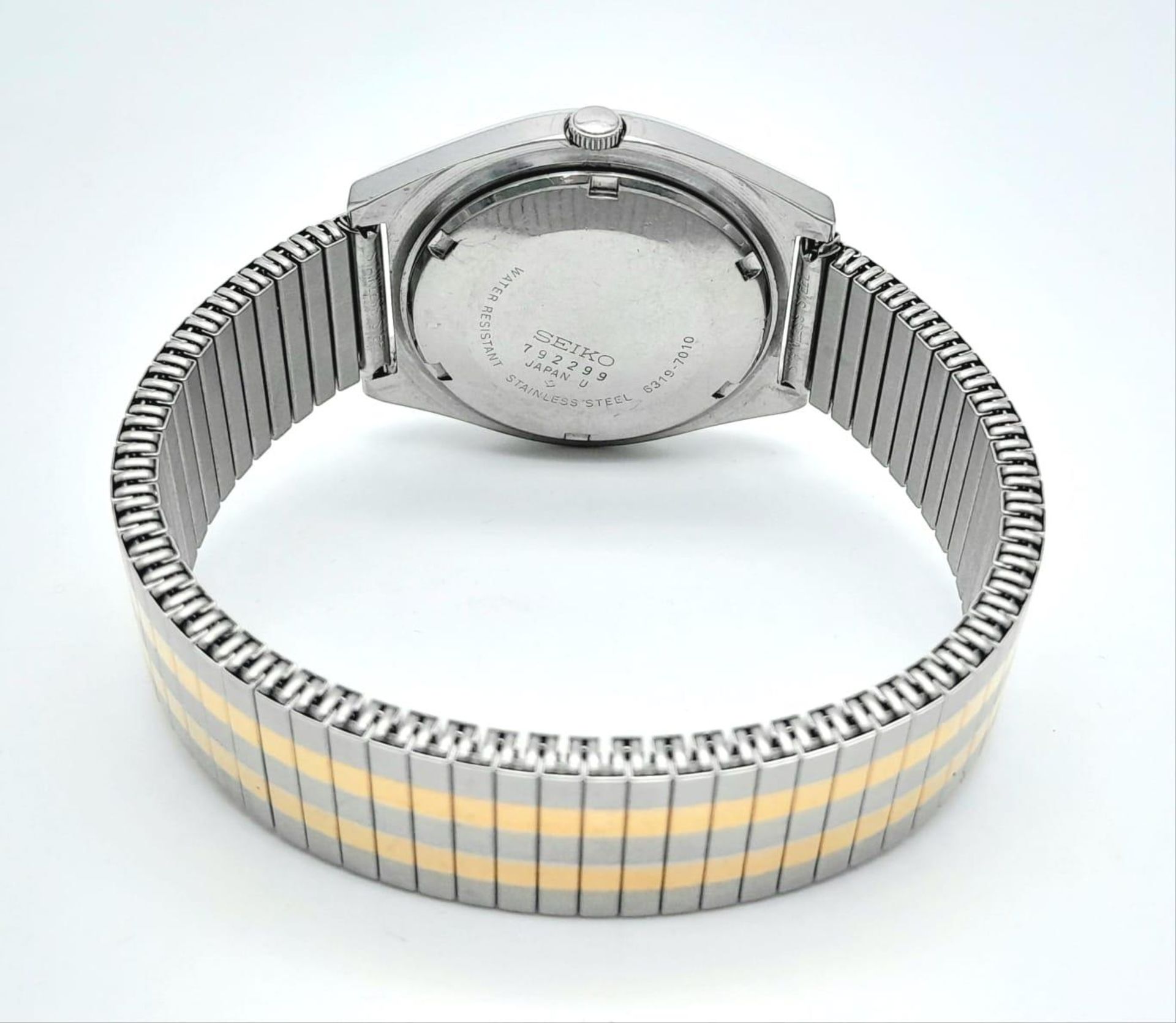 A Vintage Seiko 5 Automatic Gents Watch. Two tone stainless steel bracelet and case - 37mm. Metallic - Image 4 of 5