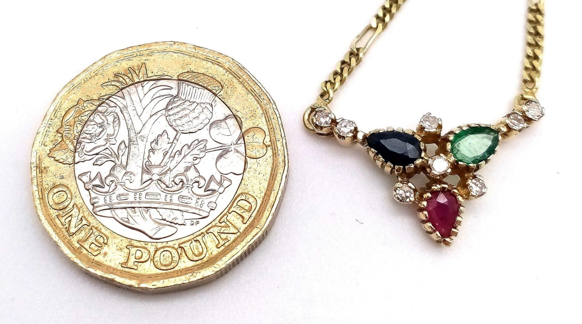 A PRETTY 14K YELLOW GOLD DIAMOND, SAPPHIRE, RUBY & EMERALD PENDANT ON FIGARO CHAIN, WEIGHT 5.8G - Image 9 of 11