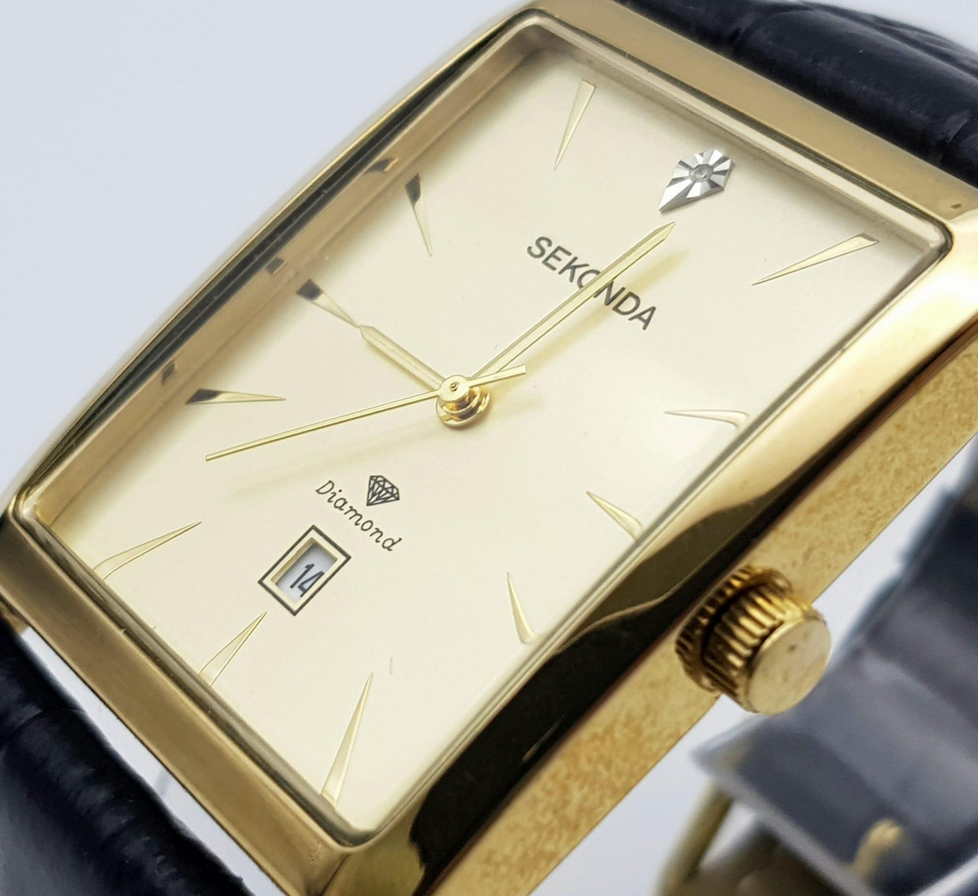 A Sekonda Diamond Gents Quartz Watch. Black leather strap. Gilded rectangular case - 32mm. Gold tone - Bild 3 aus 6