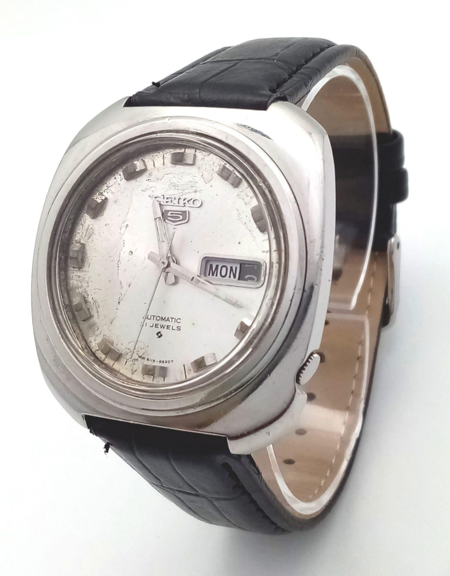 A Vintage Seiko 5 Automatic Gents Watch. Black leather strap. Stainless steel case - 38mm. Silver