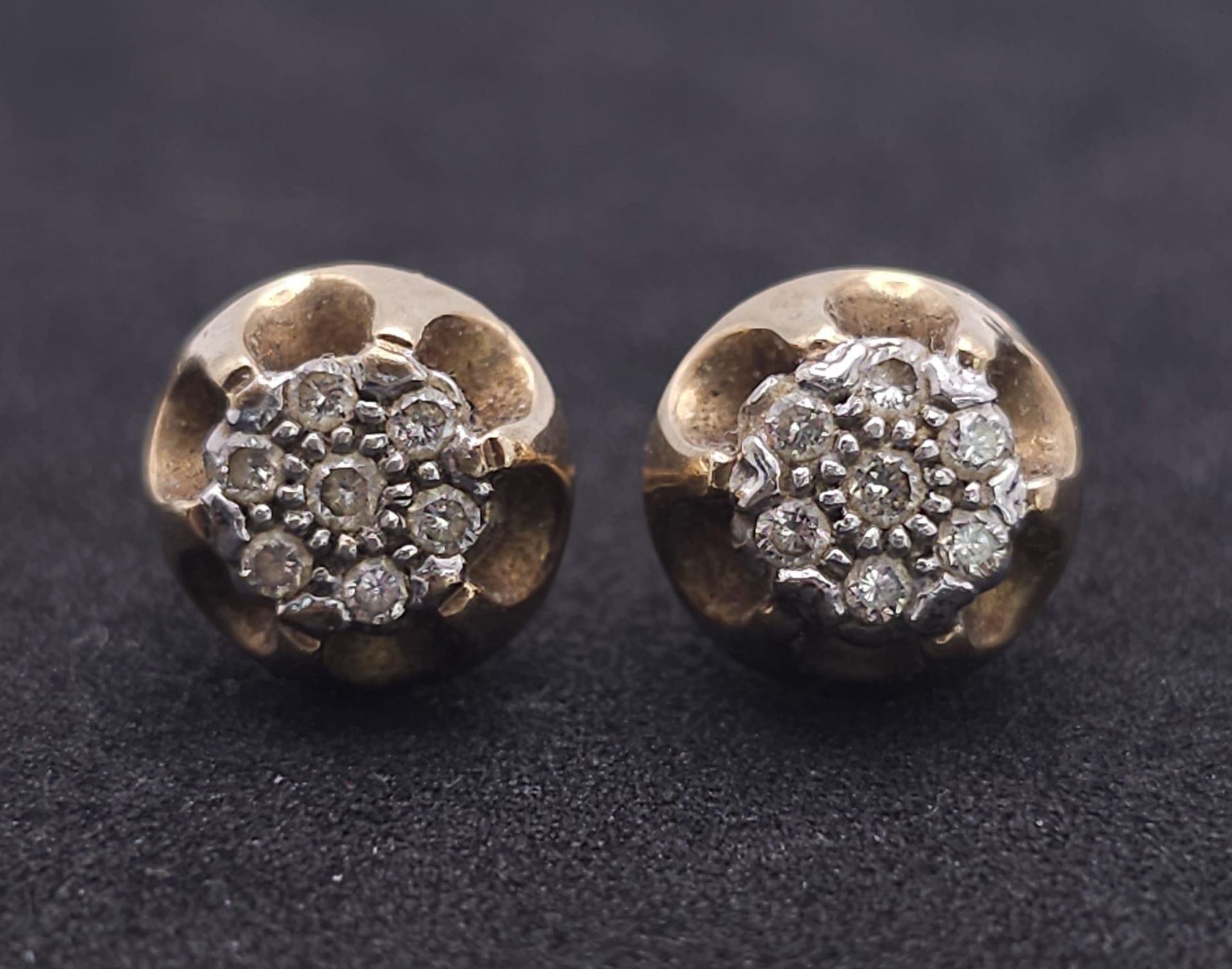 A Pair of Vintage 9K Yellow Gold and Diamond Stud Earrings. 3.3g total weight. - Bild 6 aus 19