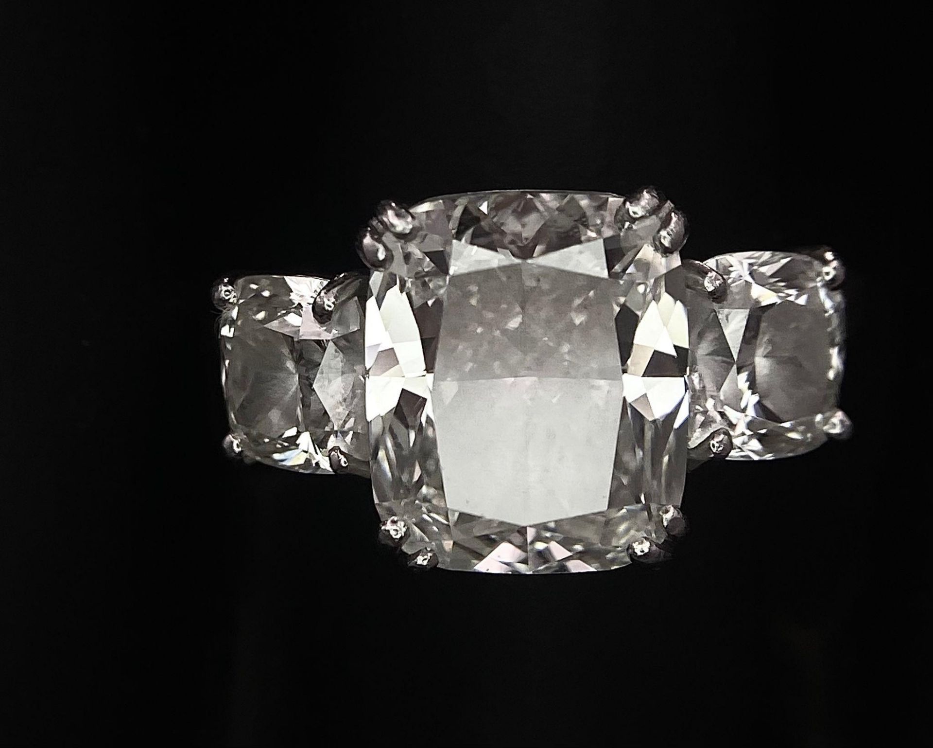 A Breathtaking 4.01ct GIA Certified Diamond Ring. A brilliant cushion cut 4.01ct central diamond - Image 20 of 21