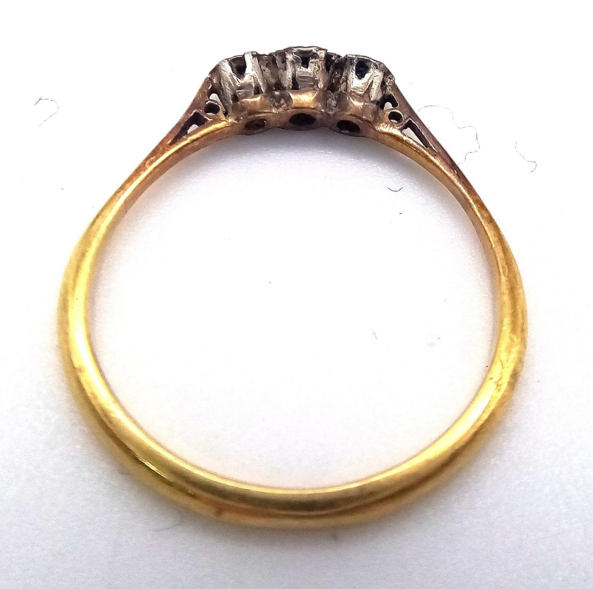 AN ANTIQUE 18K GOLD 3 DIAMOND RING . 2.3gms size P - Bild 5 aus 6