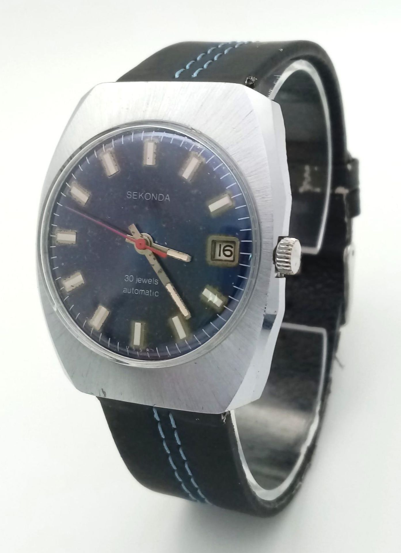 A Vintage Sekonda 30 Jewels Automatic Gents Watch. Black leather strap. Stainless steel case - 37mm.