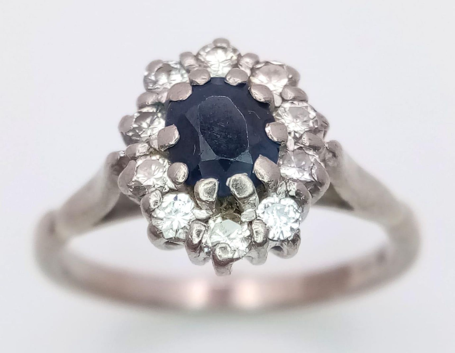 A VINTAGE 18K WHITE GOLD DIAMOND & SAPPHIRE CLUSTER RING, WITH APPROX 0.40CT SAPPHIRE CENTRE AND 0.