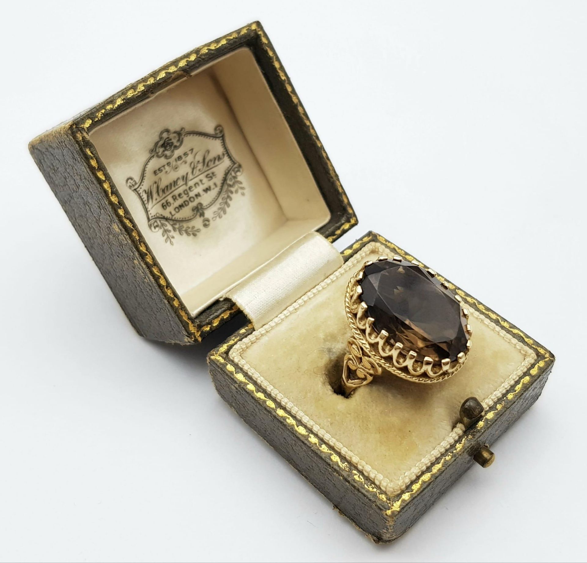 A Vintage 9K Yellow Gold Smoky Quartz Ring. Large oval cut 10ct smoky quartz in a decorative - Bild 11 aus 13