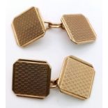 A PAIR OF 9K GOLD CHAIN LINK CUFFLINKS WITH HERRINGBONE PATTERN