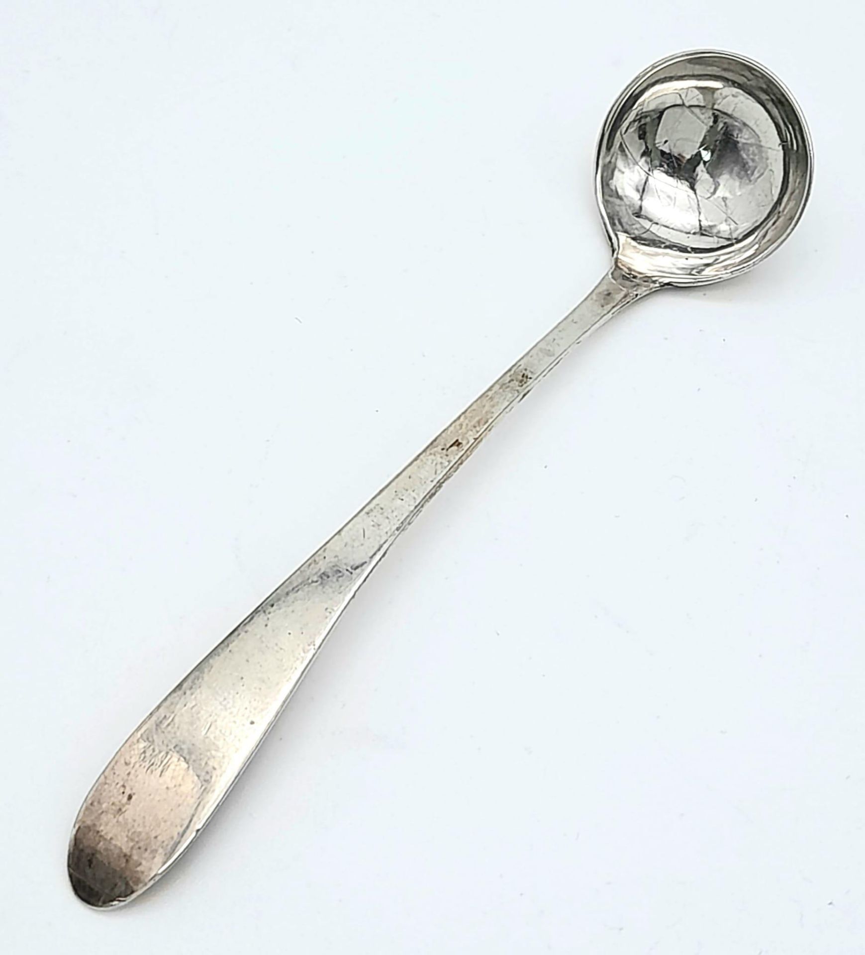 An antique sterling silver salt spoon with full Edinburgh hallmarks, 1833. Total weight 8.8G.