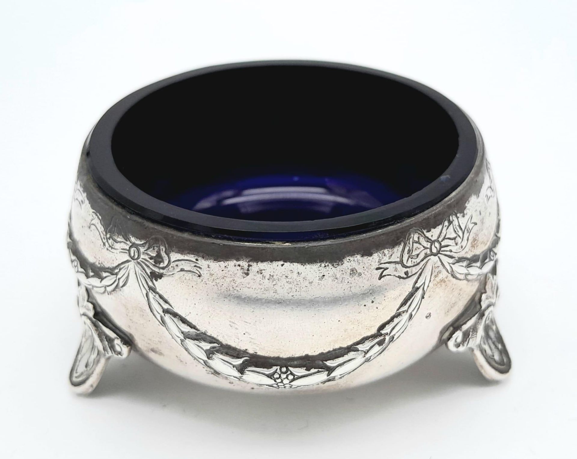 An antique Victorian sterling silver Salt cellar with fabulous engravings on feet (include blue