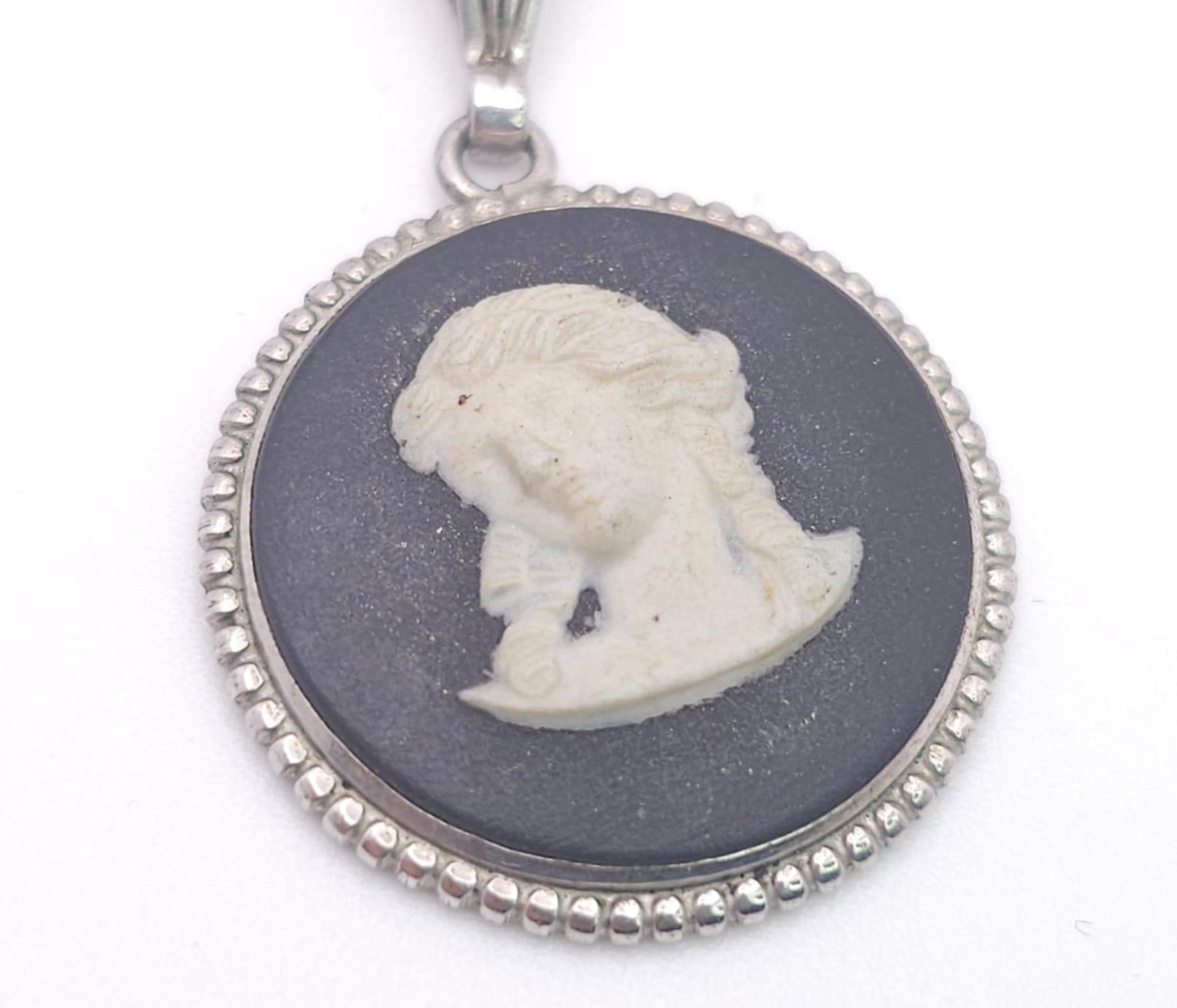 A sterling silver Cameo pendant on silver belcher chain. Total weight 5.3G. Total length 43cm. - Image 2 of 13