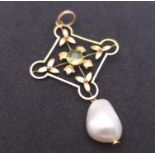 AN EDWARDIAN 9K GOLD PENDANT WITH NATURAL PEARL DROP AND PERIDOT CENTRE STONE . 3.2gms