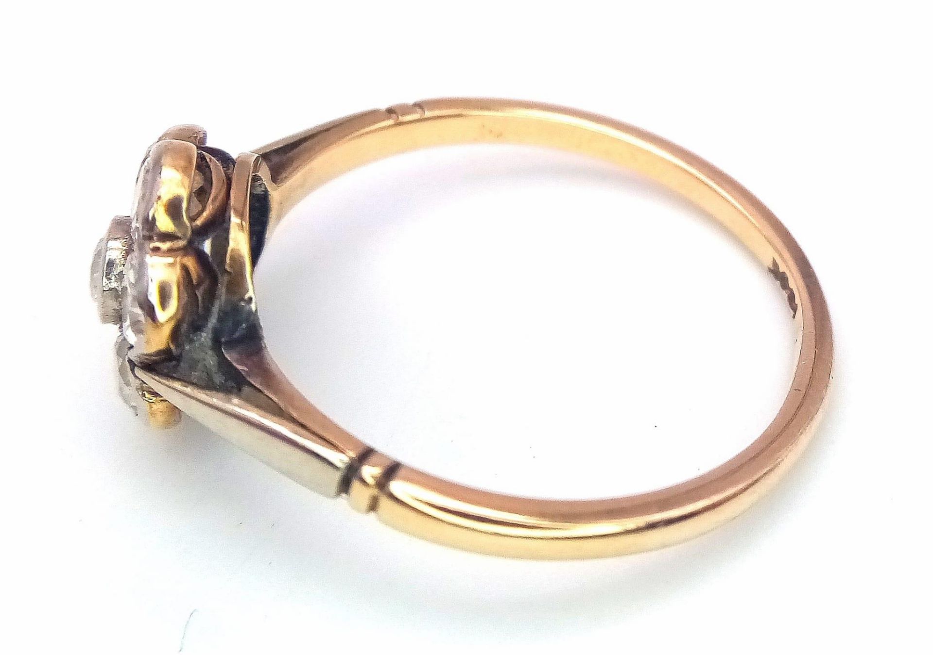 A Vintage 18K Yellow Gold Diamond Ring. Seven round cut diamonds in a floral shape. Size P. 2.52g - Bild 11 aus 19