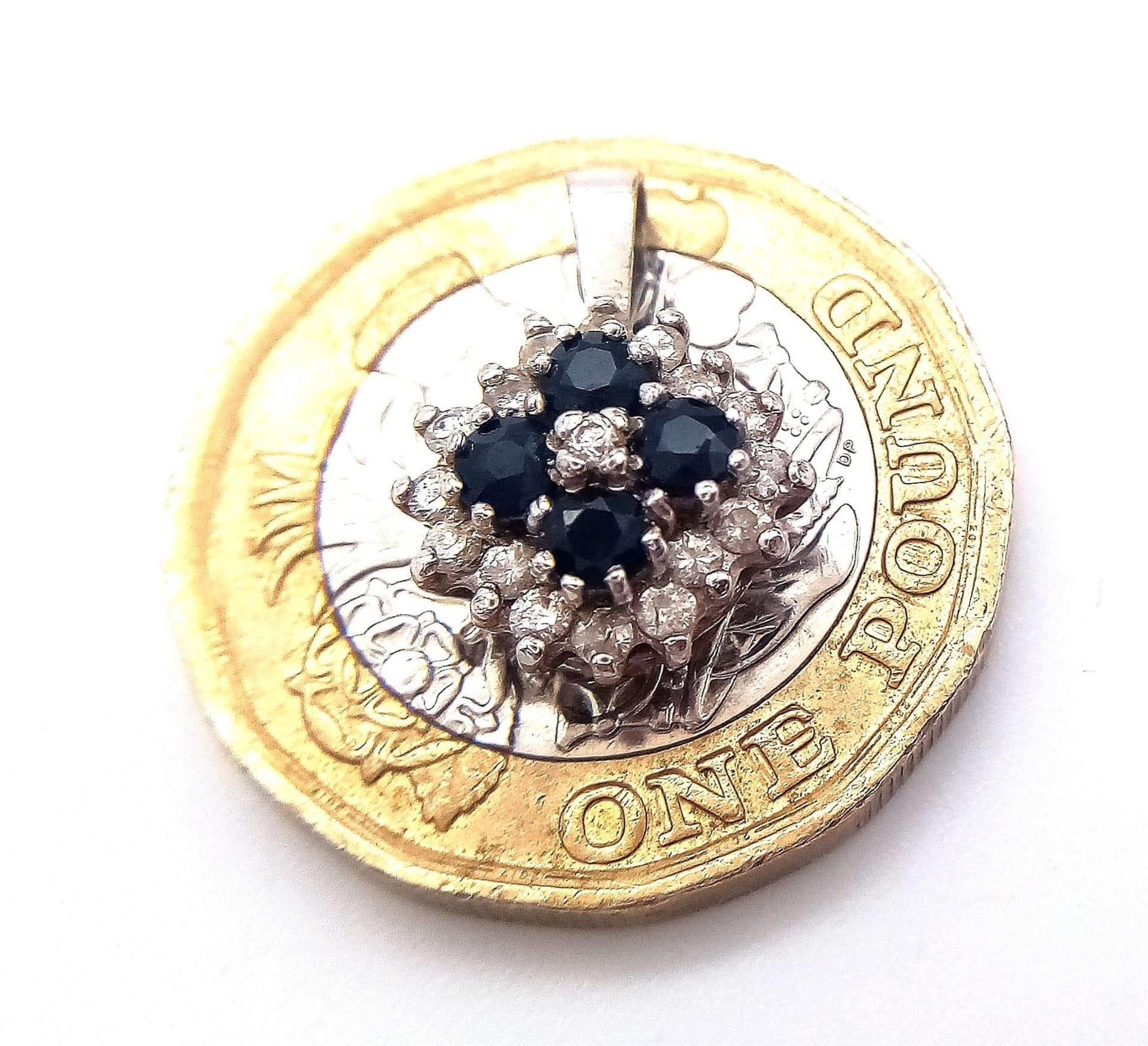 A 9K Gold Diamond and Sapphire Pendant with Matching Stud Earrings. 17mm pendant. 2.55g total - Bild 6 aus 11