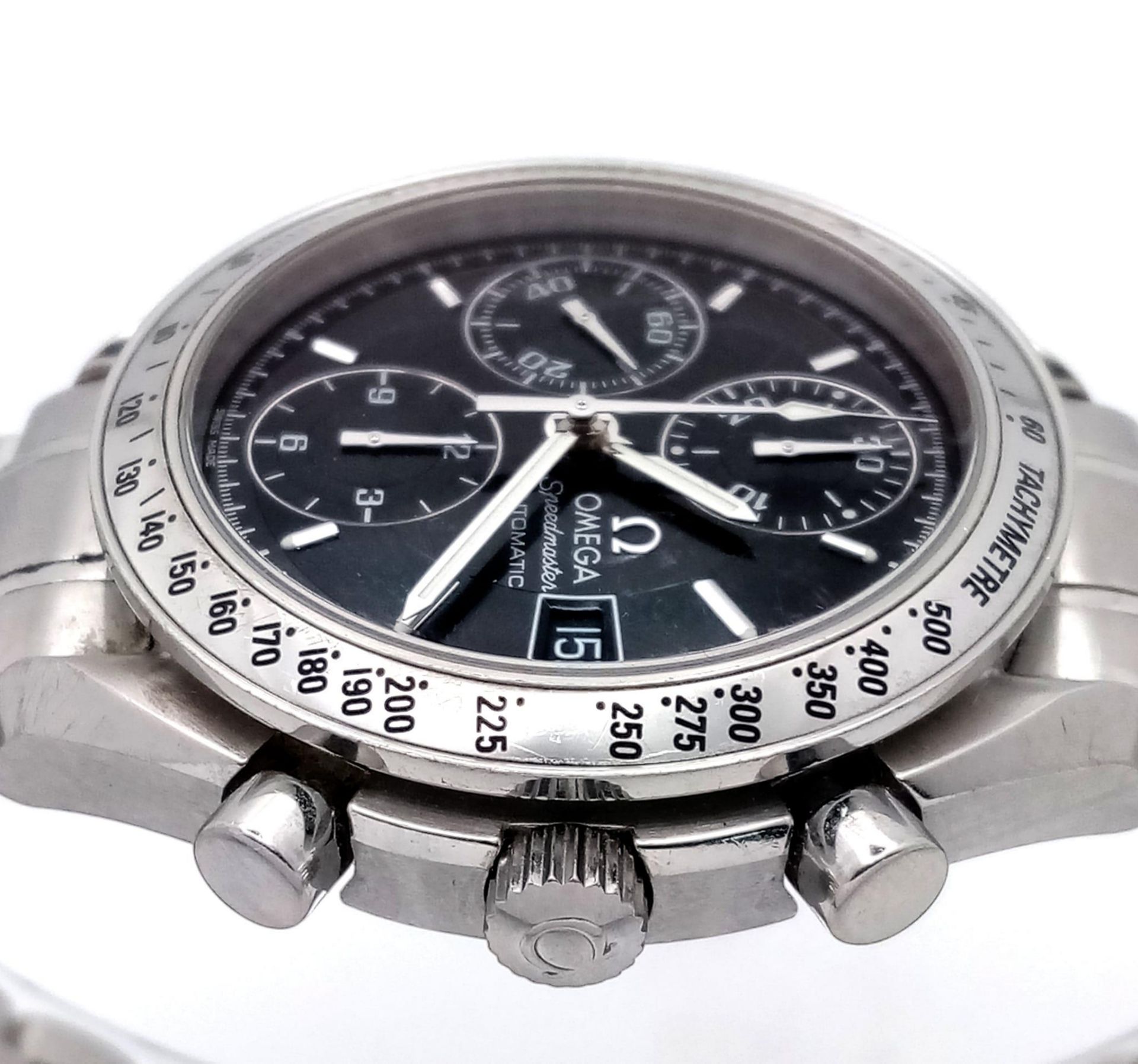 AN OMEGA "SPEEDMASTER" AUTOMATIC WATCH WITH 3 SUBDIALS , DATE BOX AND BLACK DIAL ALL SET IN - Image 5 of 9