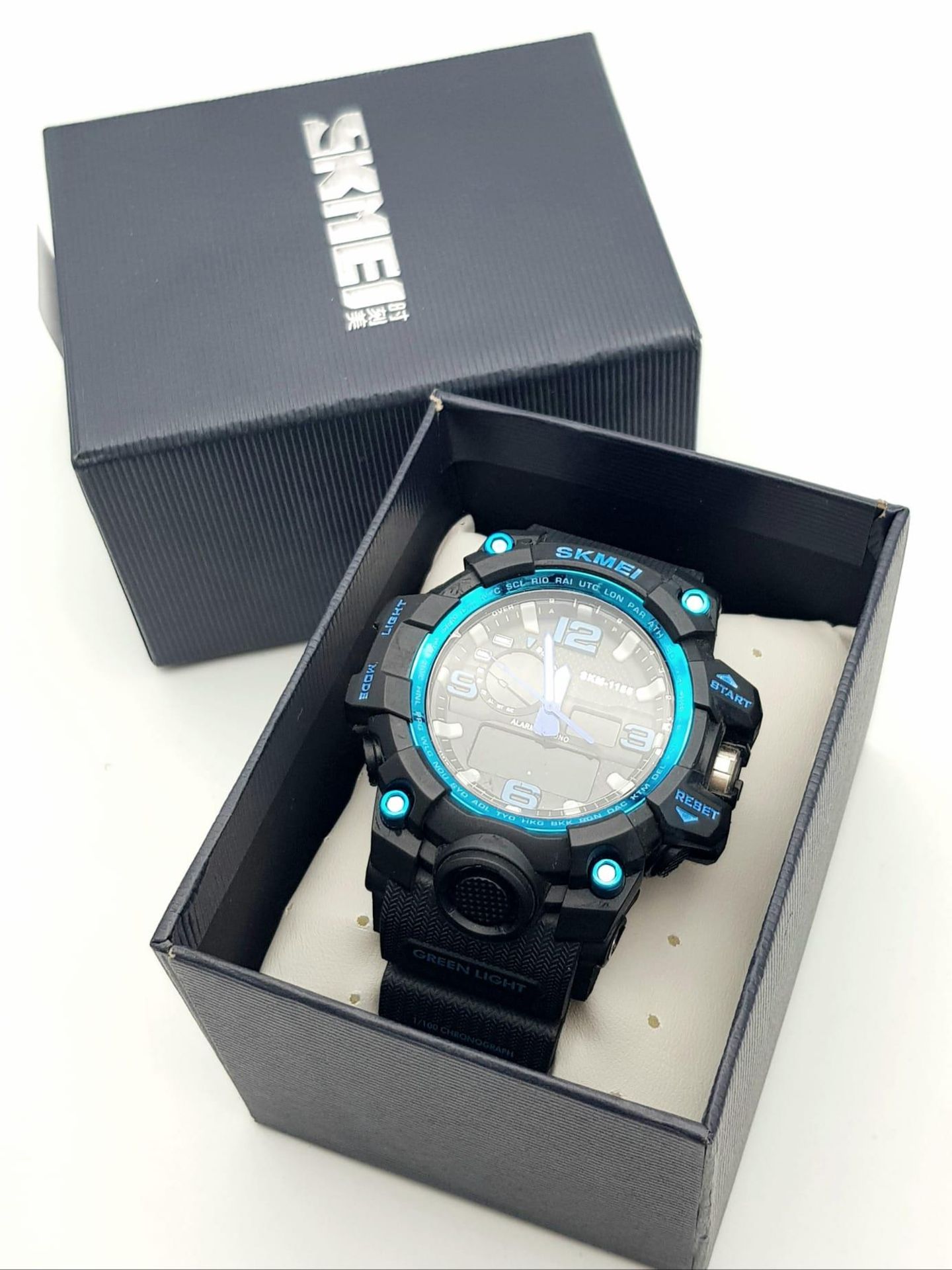 A Digital and Analogue Sports Watch by Skmei. Comes with Boxed and with Tags. Full Working Order. - Bild 6 aus 6