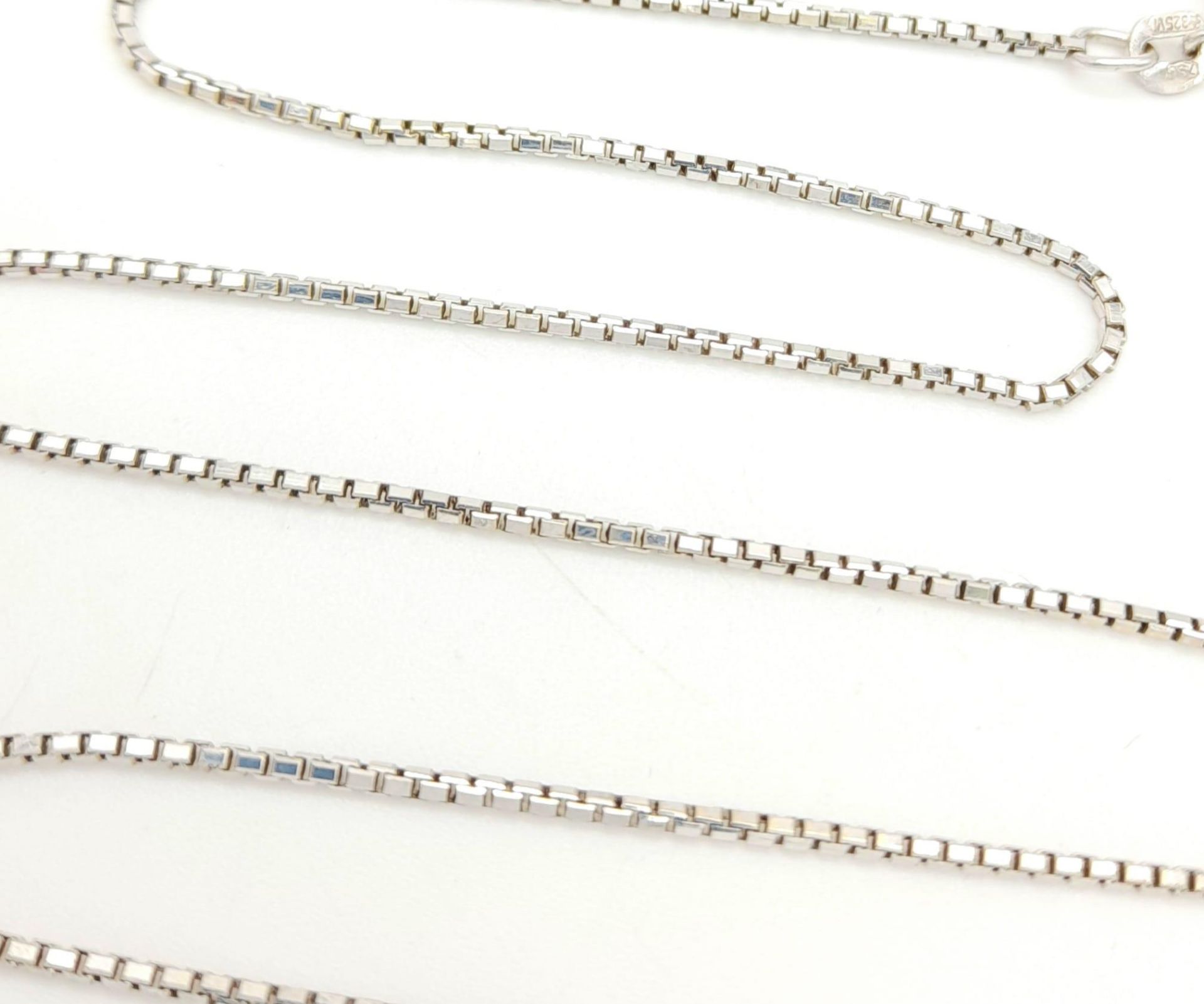 An 18K White Gold Link Necklace. Small rectangular links. 40cm. 4.56g weight. - Image 7 of 9