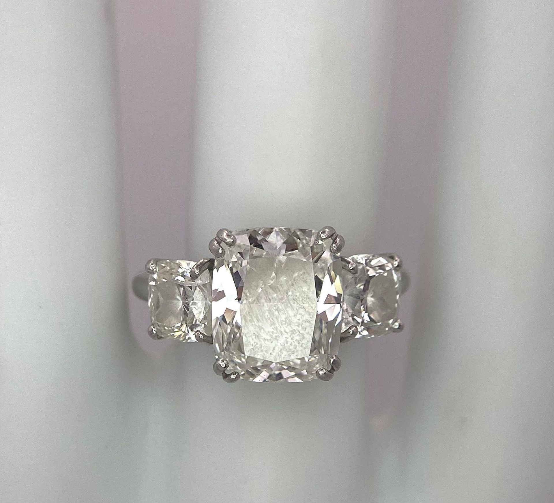 A Breathtaking 4.01ct GIA Certified Diamond Ring. A brilliant cushion cut 4.01ct central diamond - Image 11 of 21