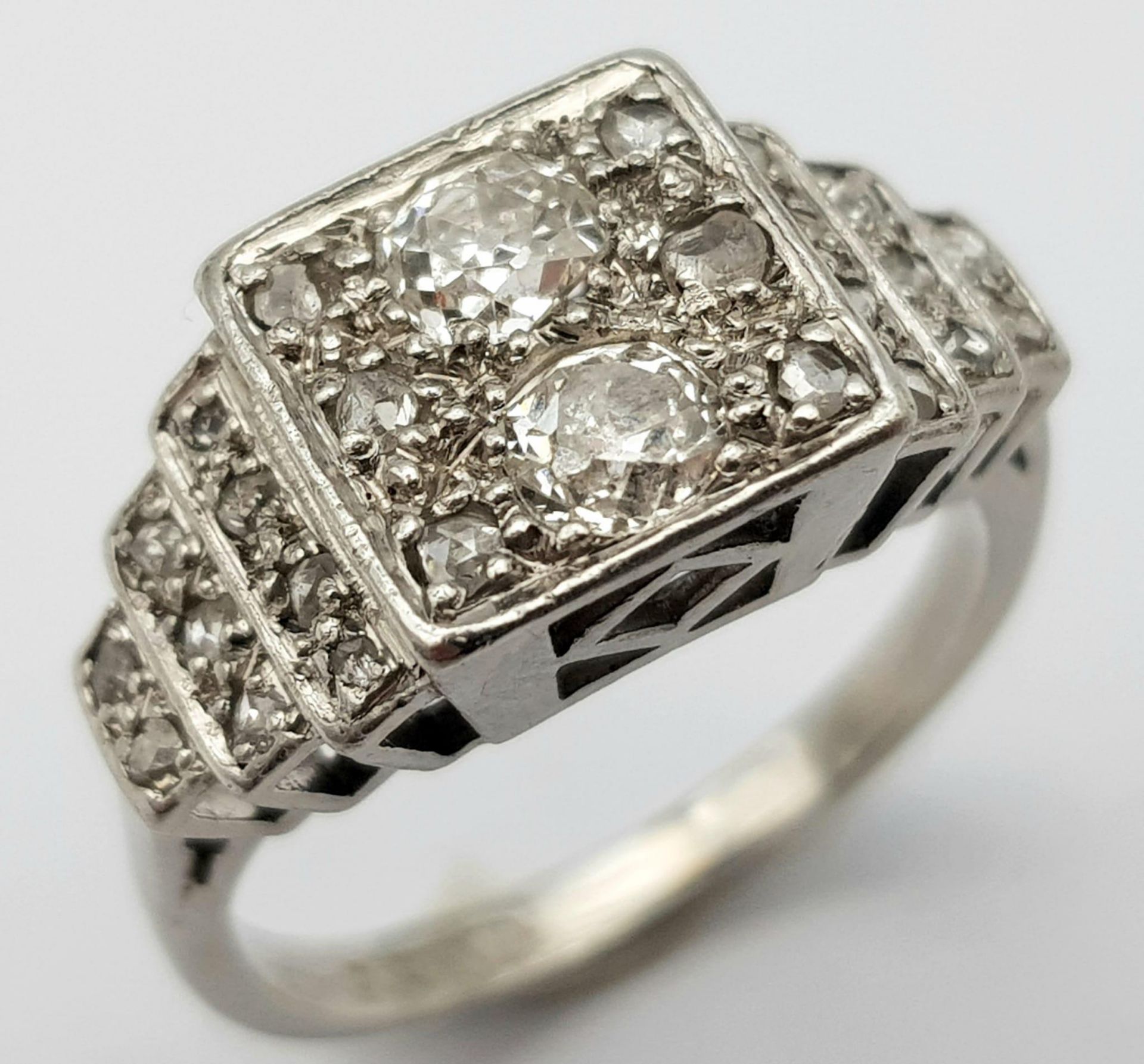 A VINTAGE PLATINUM DIAMOND RING, APPROX 0.65CT DIAMONDS TOTAL, WEIGHT 6.8G SIZE M