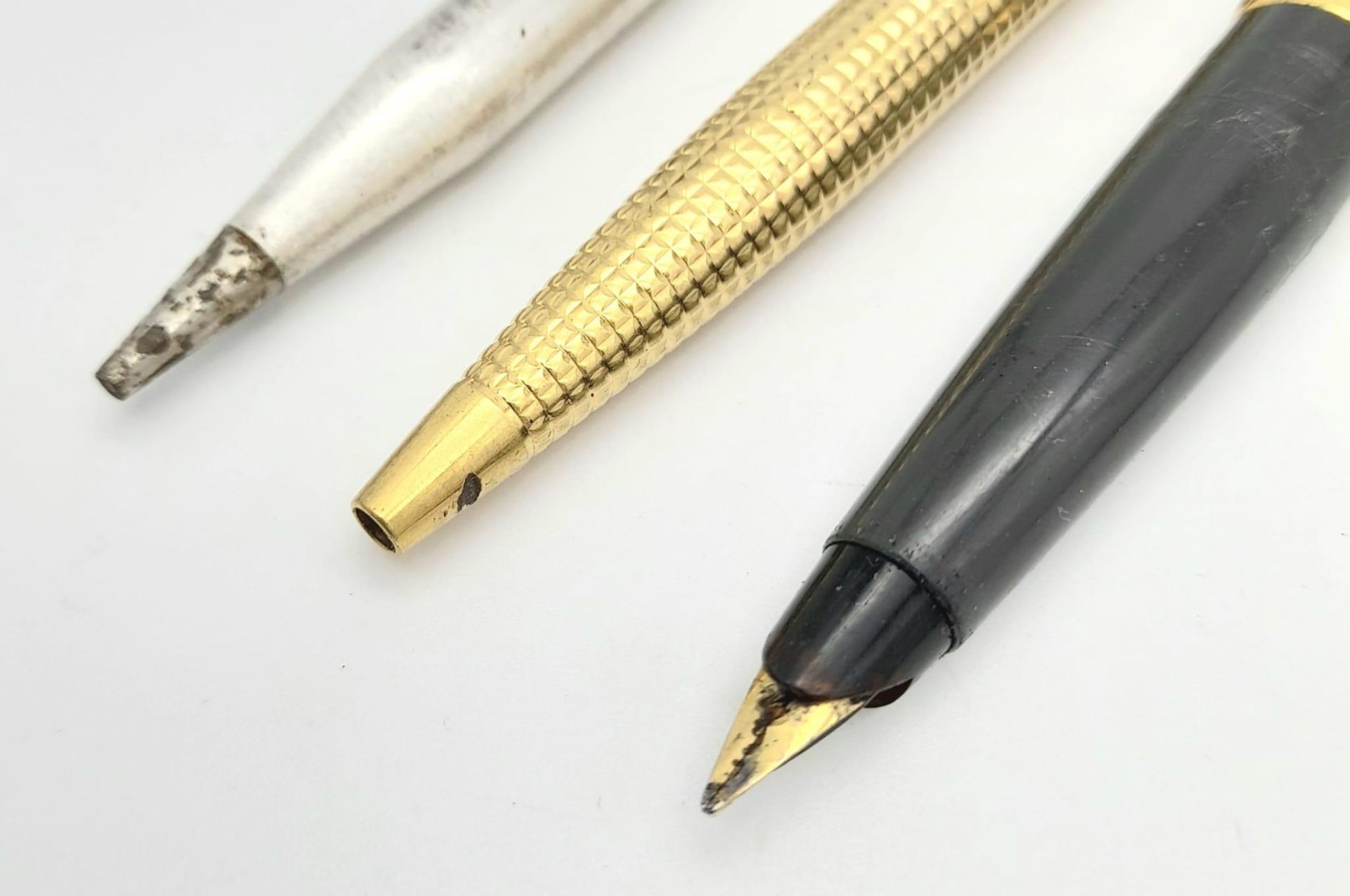 A PARKER FOUNTAIN PEN WITH GOLD NIB PLUS 2 OTHER PENS , - Image 3 of 11