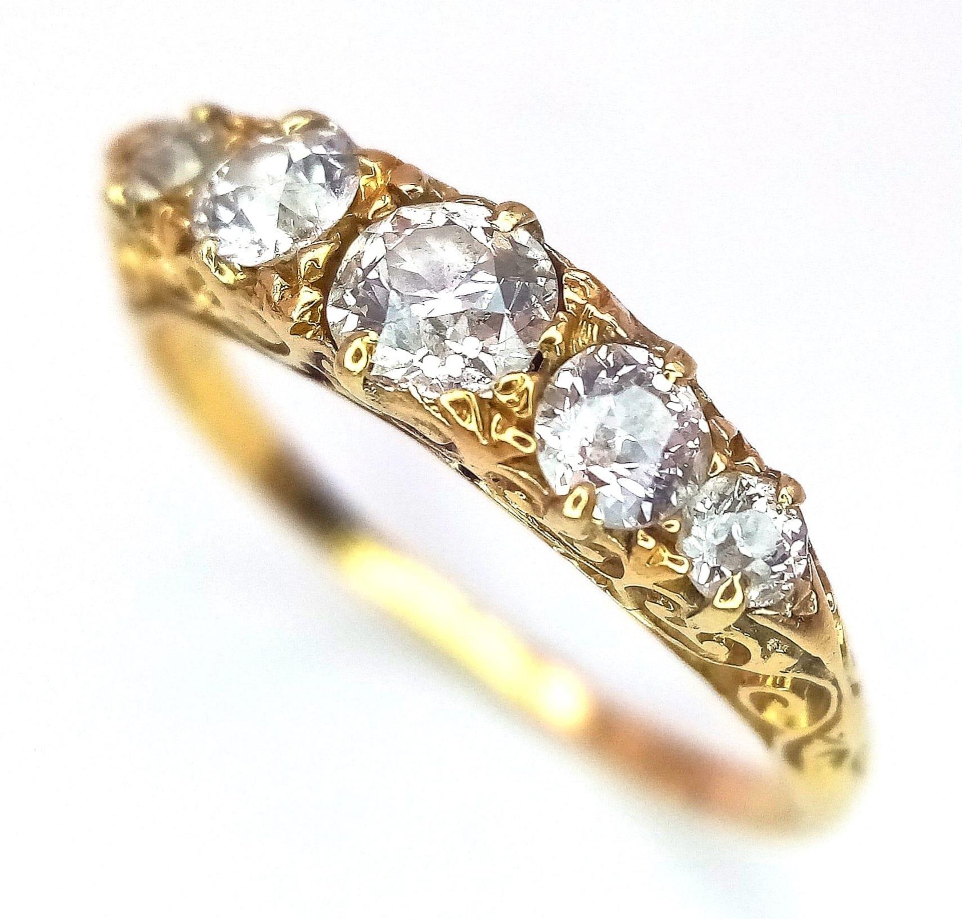 AN ANTIQUE 18K YELOW GOLD DIAMOND 5 STONE SET RING, WITH APPROX 0.60CT OLD CUT DIAMONDS, WEIGHT 2.5G